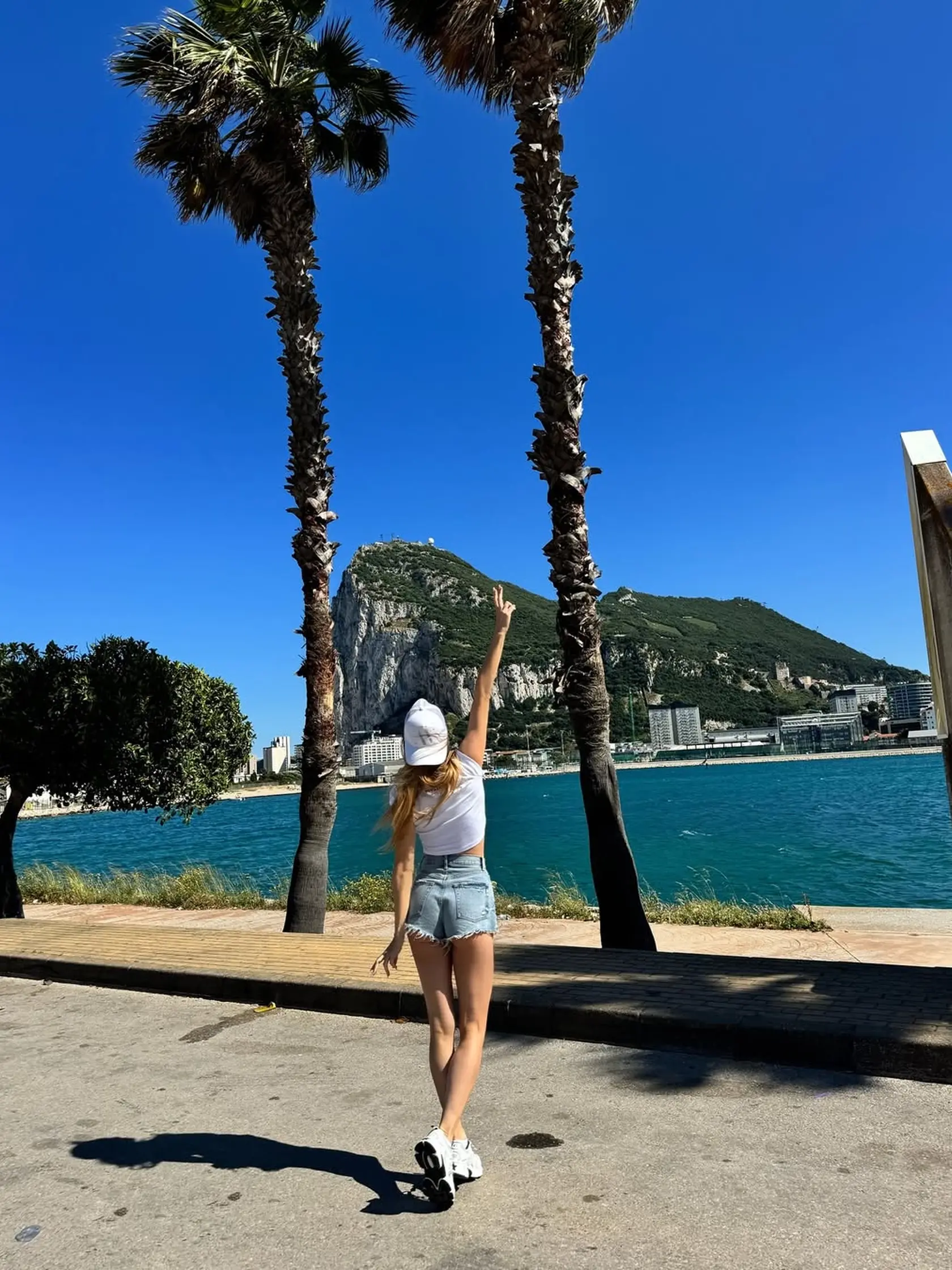 Andrea Verešová si počas dovolenky v Španielsku dopriala aj výlet na ikonický Gibraltar. Predviedla sa v kratučkých šortkách.