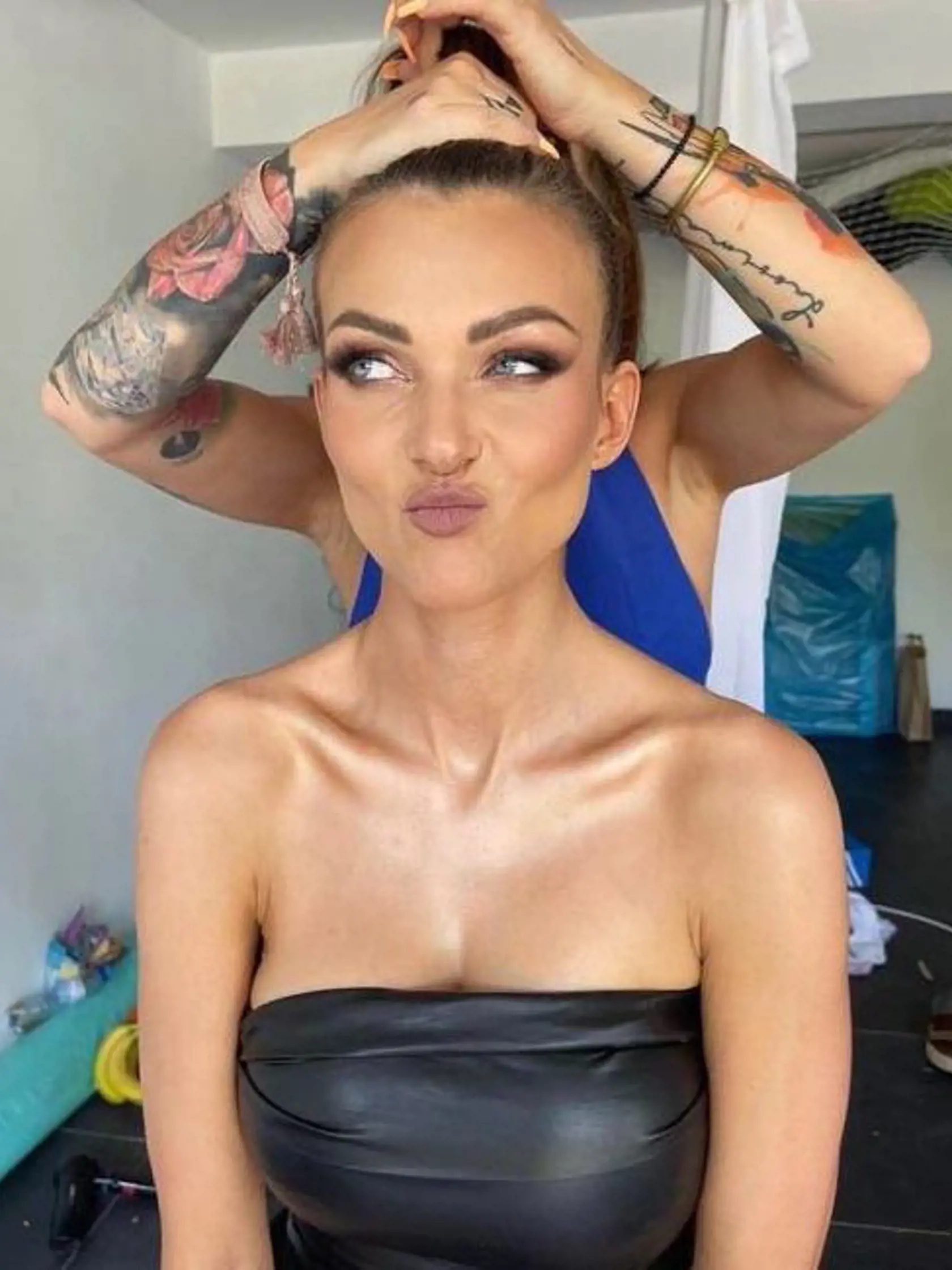 Schindlerová v sexi koženom crop tope sa pripravuje na natáčanie videoklipu.