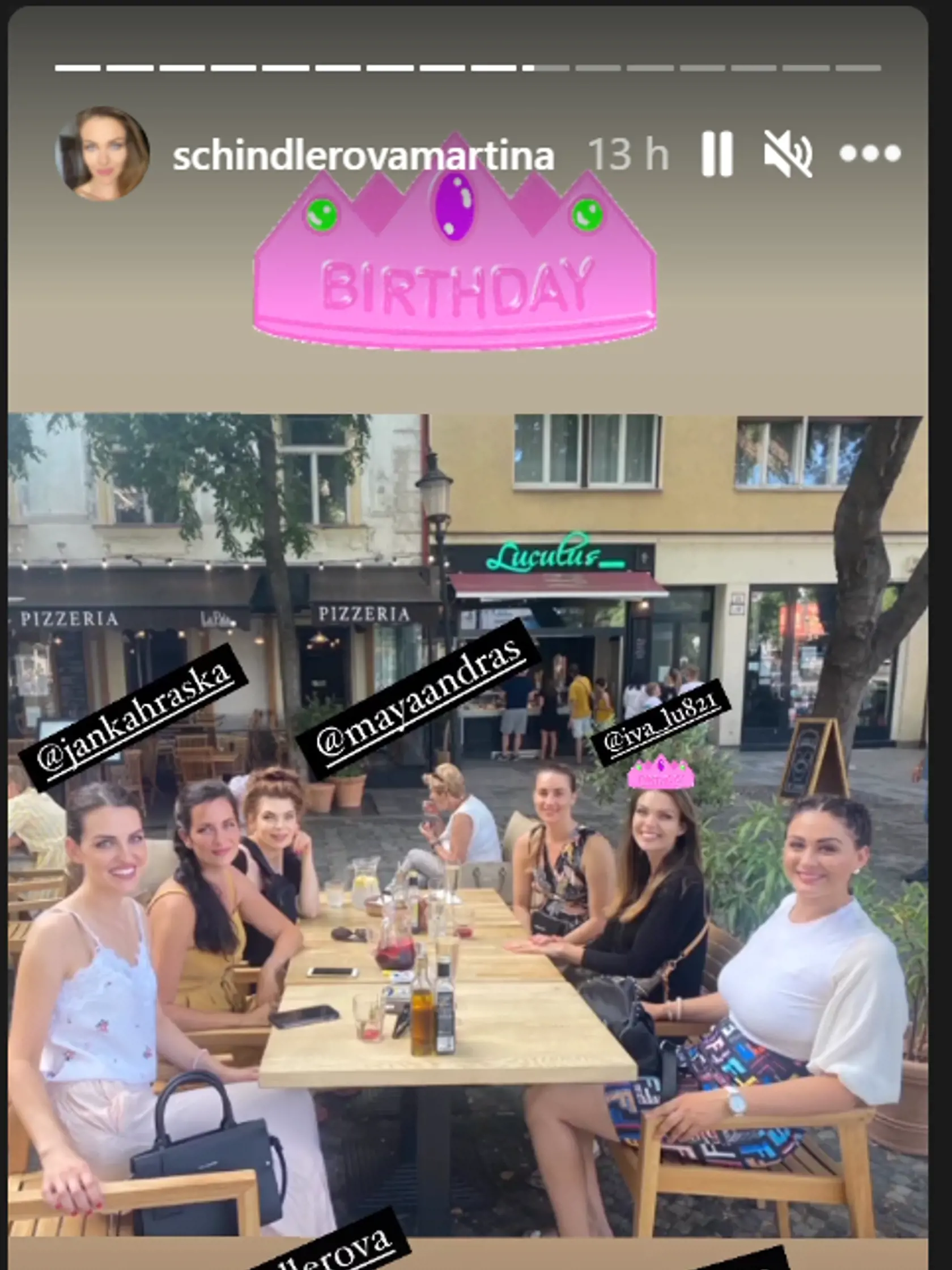 Martina Schindlerová oslavovala narodeniny s priateľkami, nechýbala ani setra Mariana, s ktorou sa veľmi podobajú.