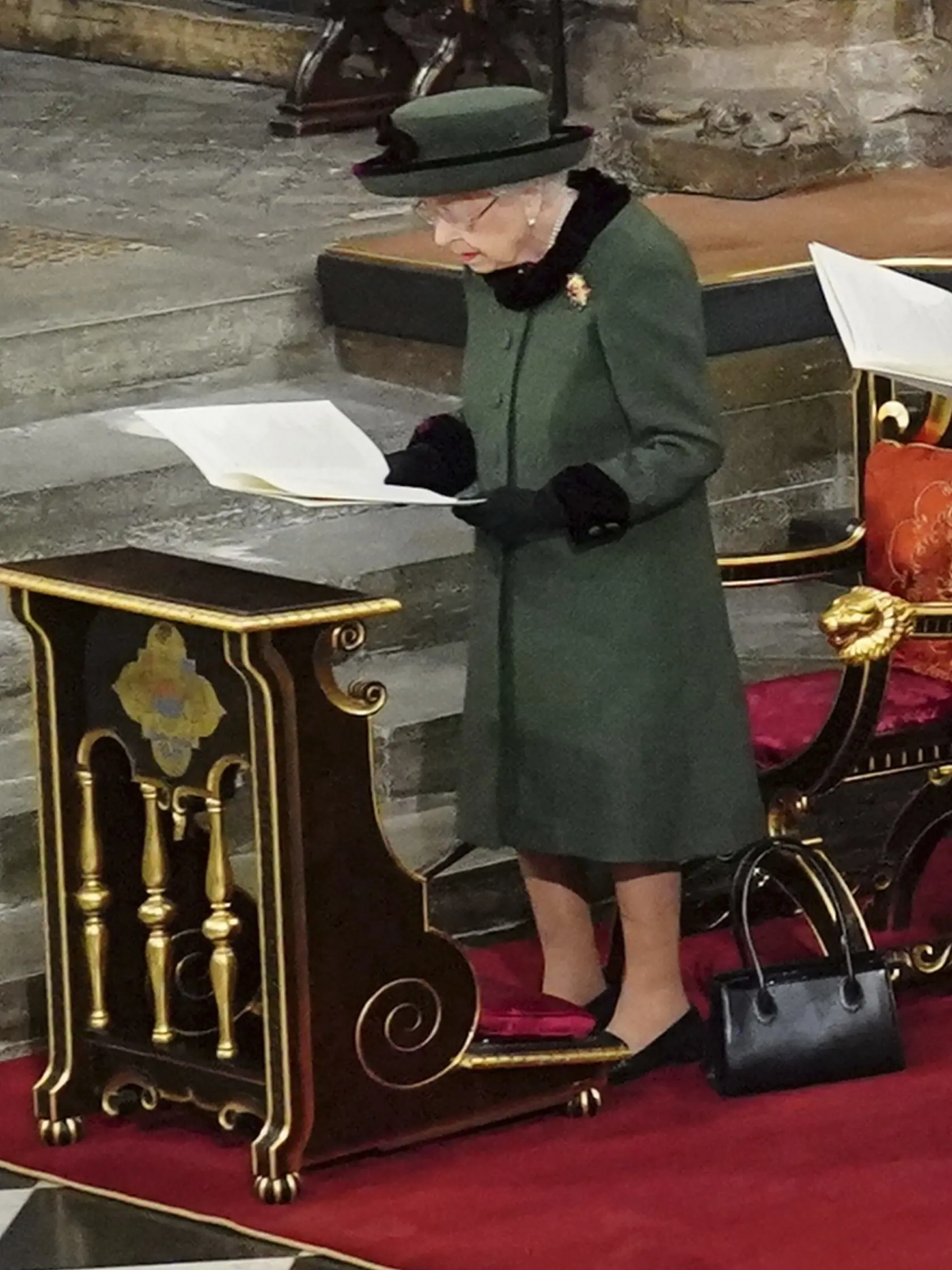 Palác vo februárovom oznámení o ochorení panovníčky na covid uviedol, že zaočkovaná kráľovná mala "mierne príznaky podobné nádche".