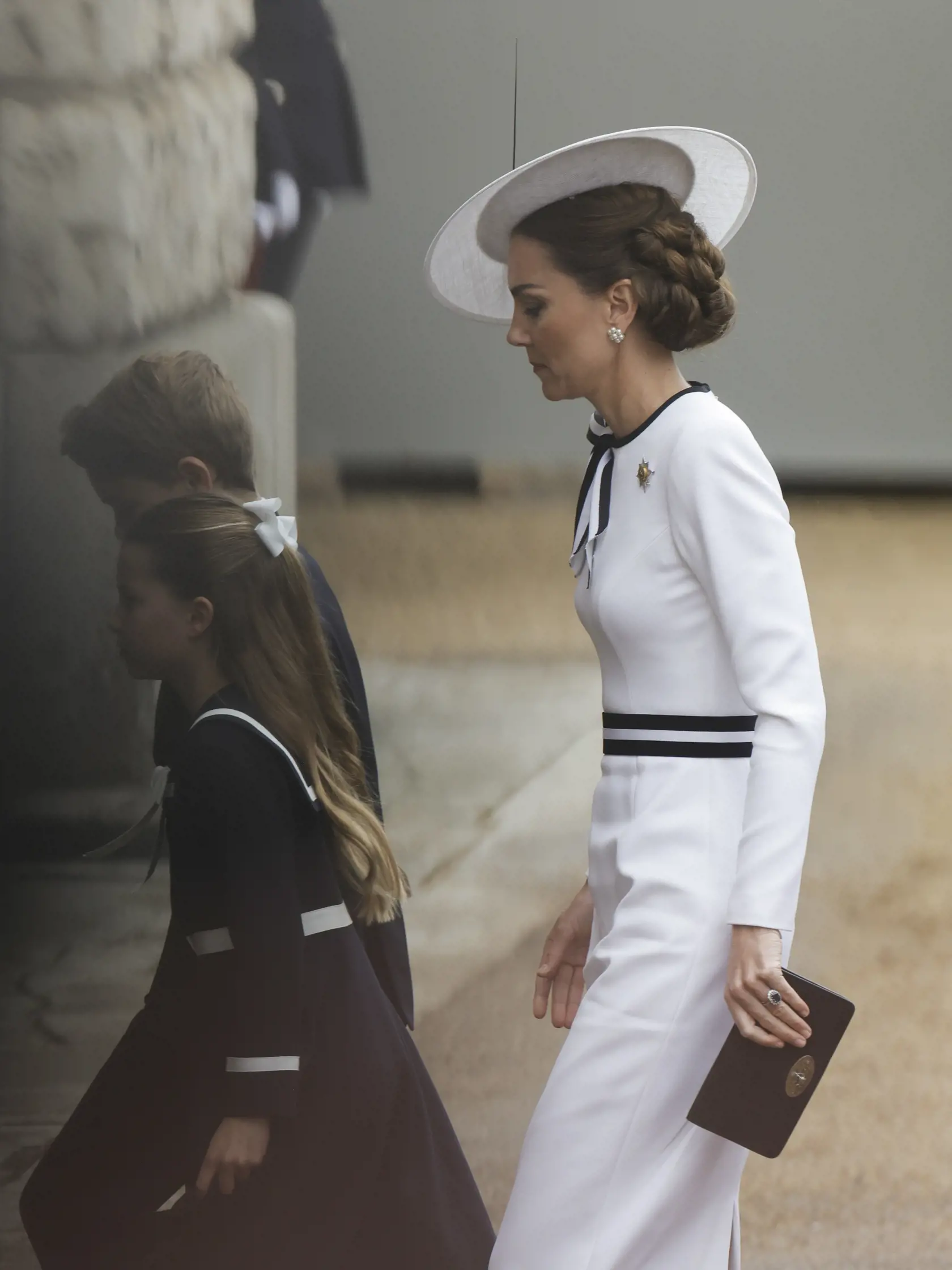 Kate prichádza s deťmi do Buckinghamského paláca.