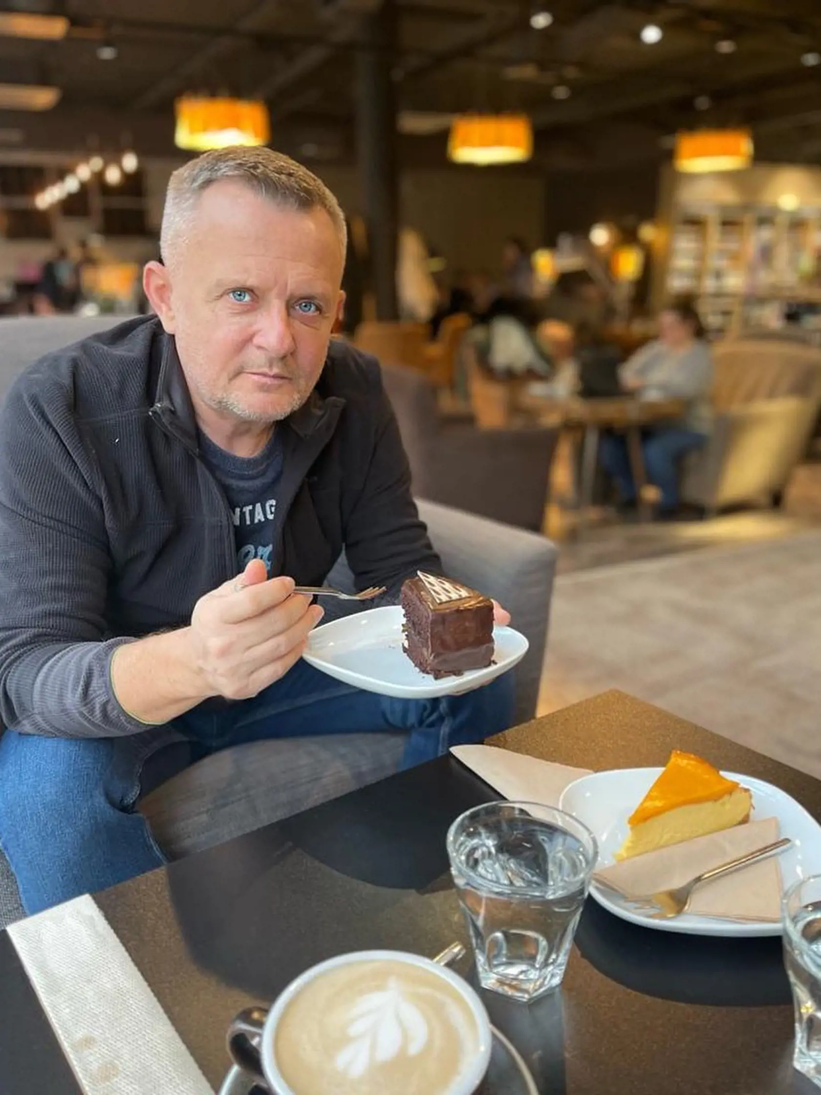 "Kávička, kníhkupectvo, sacherka, pohoda, klídek, manželka…proste pekná nedeľňajšia klasika… a vôbec, ja mám klasiku rád ❤️" napísal Vilo k tomuto záberu.