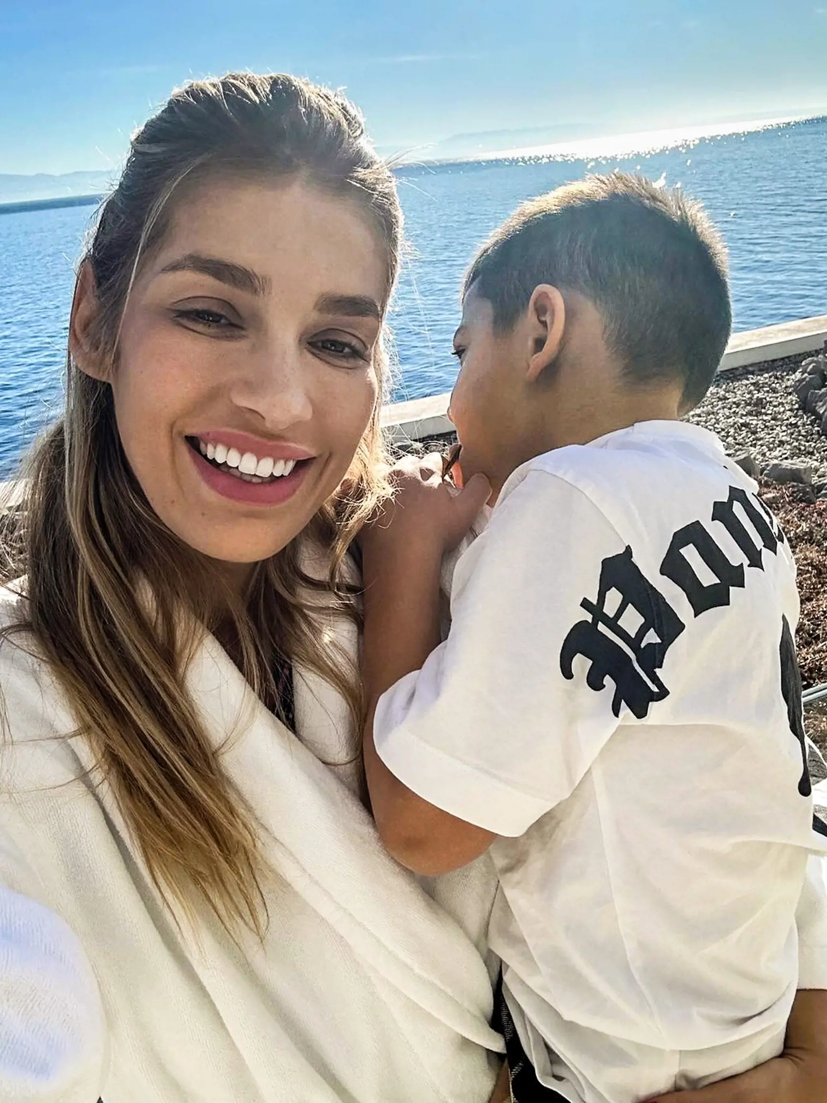 Oddych v Opatiji. Jasmina sa odišla zrelaxovať k moru, kde jej robil spoločnosť módny návrhár Milan a syn Sanel.