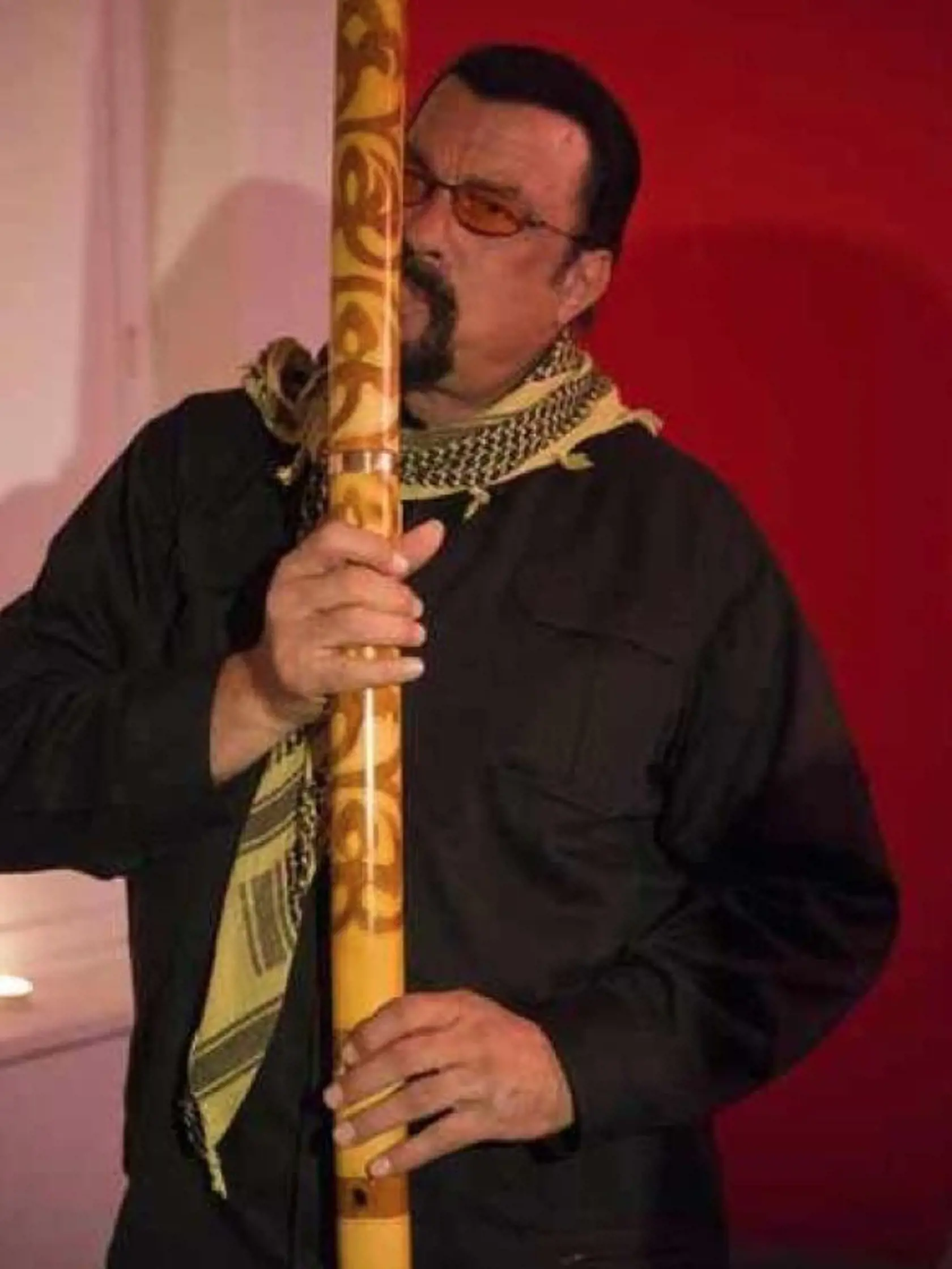 Steven Seagal získal v roku 2014 fujaru, ktorú mu Slováci venovali po koncerte v Prešove.