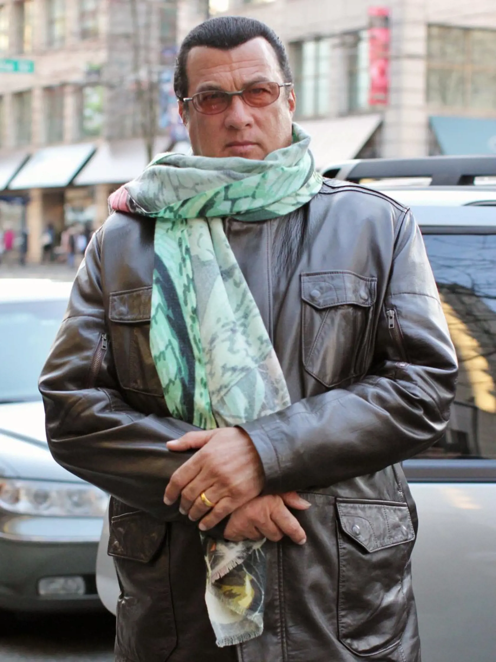 Steven Seagal má pekný šál. Asi ho šlohol priateľke.