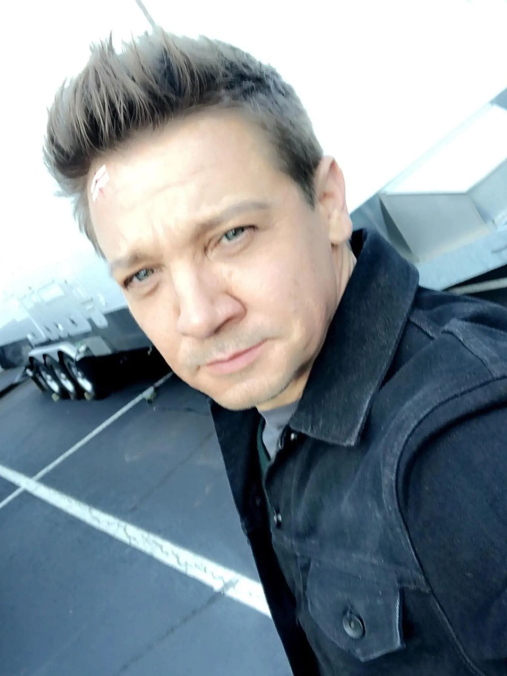 Herec Jeremy Renner renovuje úžitkové vozidlá.