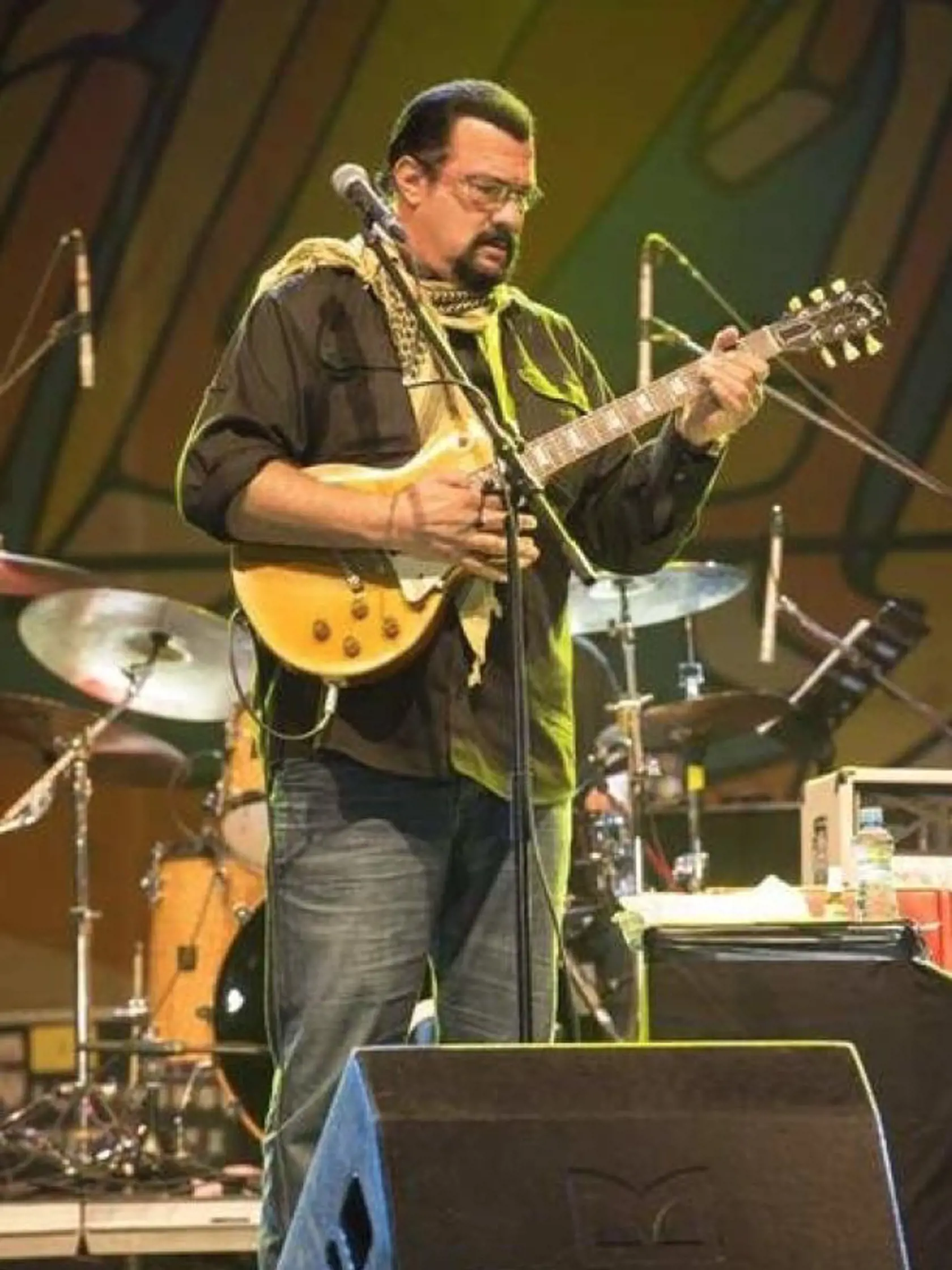 Steven Seagal odohral v roku 2014 v Prešove koncert.