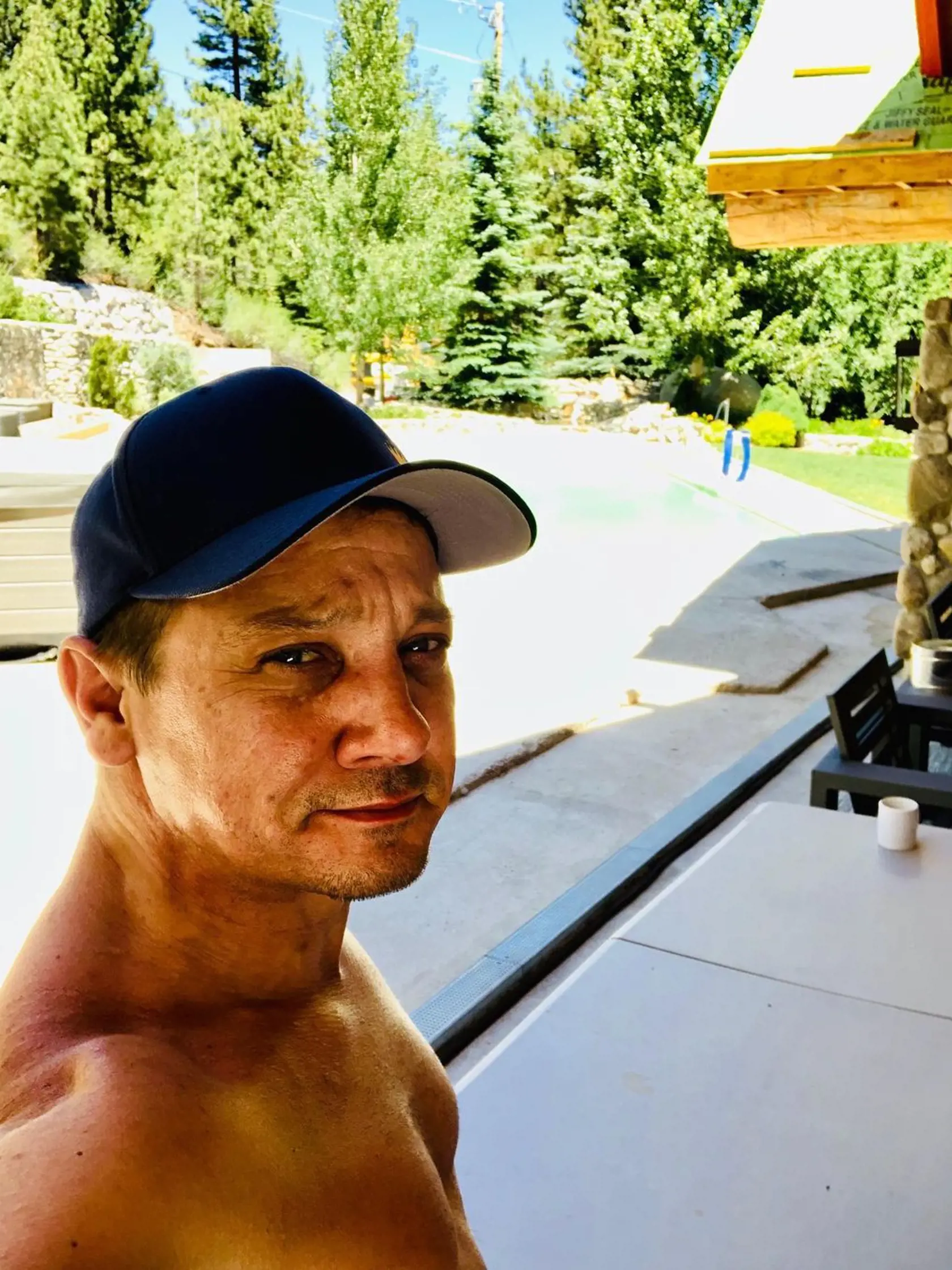 Herec Jeremy Renner žije v lone prírody.