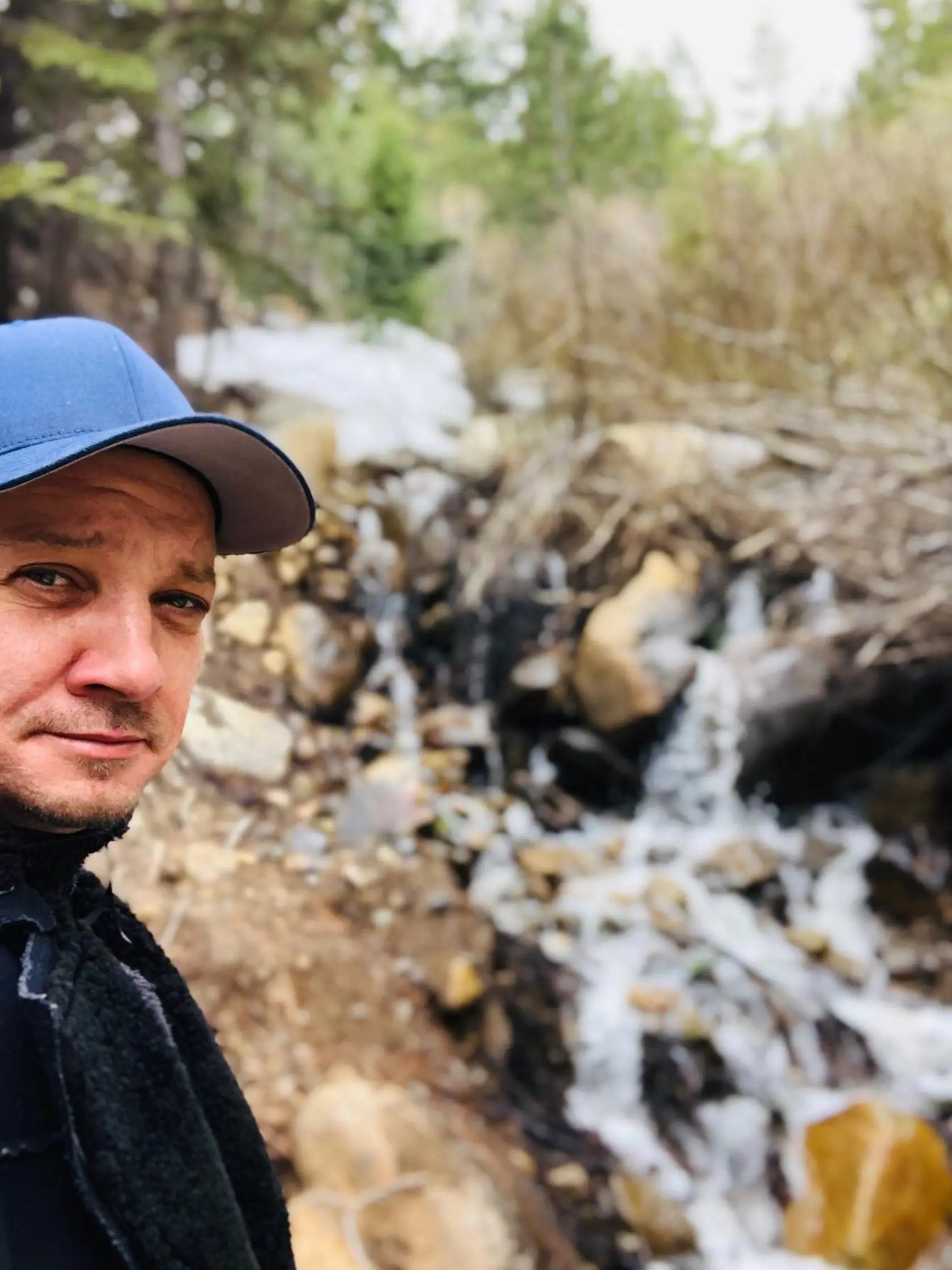 Herec Jeremy Renner žije v lone prírody.