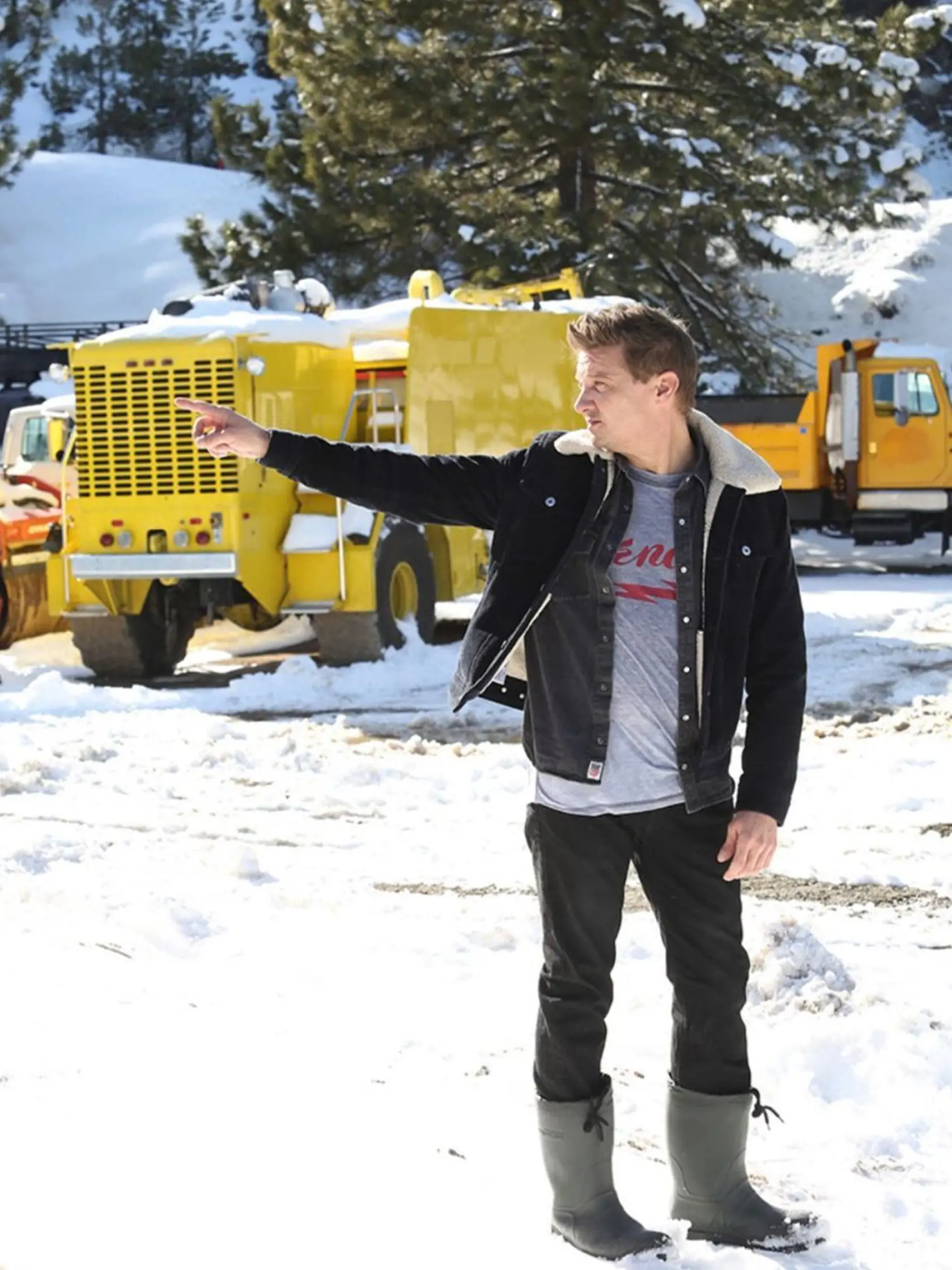 Známy herec Jeremy Renner (51) bol vrtuľníkom prevezený do nemocnice keď sa počas odhŕňania snehu na jeho ranči v Siera Nevade zranil. K nehode došlo po tom, čo cez noc medzi Silvestrom a Novým rokom napadlo desiatky metrov snehu a región v Nevade zasiahla masívna zimná búrka.
