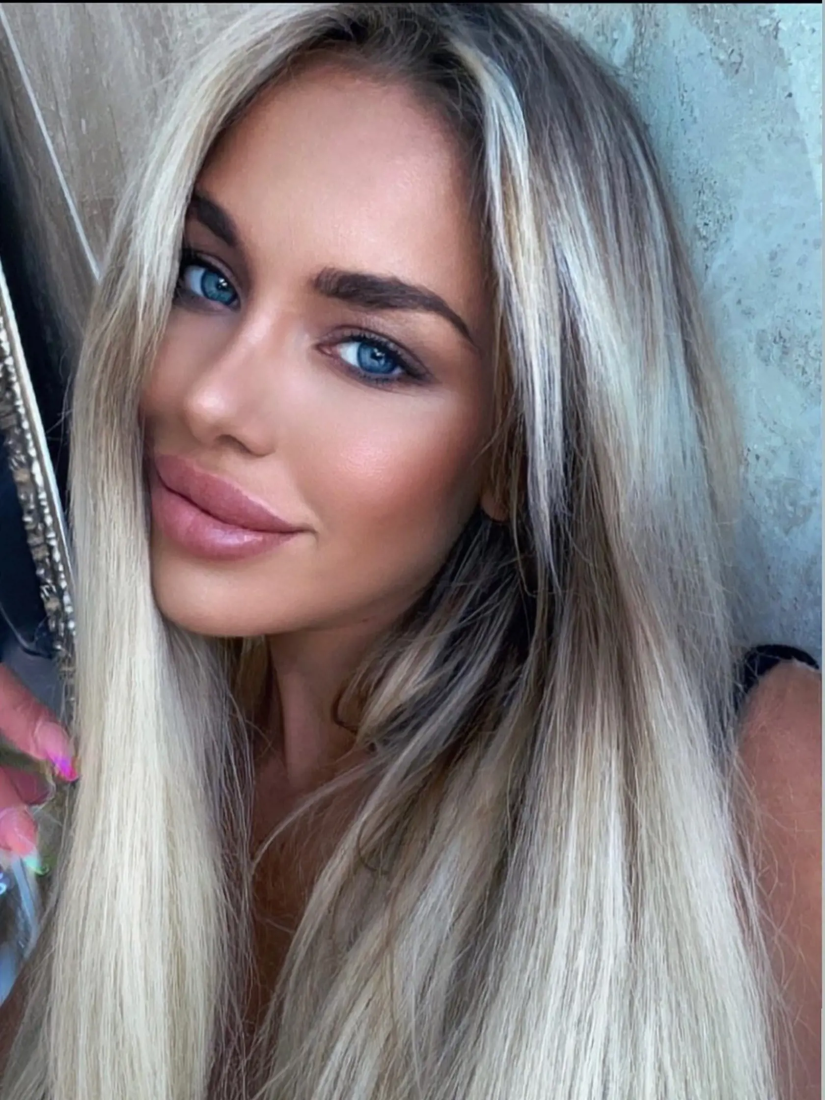 Podľa všetkého budúca matka trinásteho dieťaťa šéfa parlamentu Borisa Kollára (57) – Laura Vizváryová (28) je nielen krásna, ale aj šikovná! Prsnatá blondína pred pár rokmi rozbehla biznis s oblečením, evidentne s úspechom.