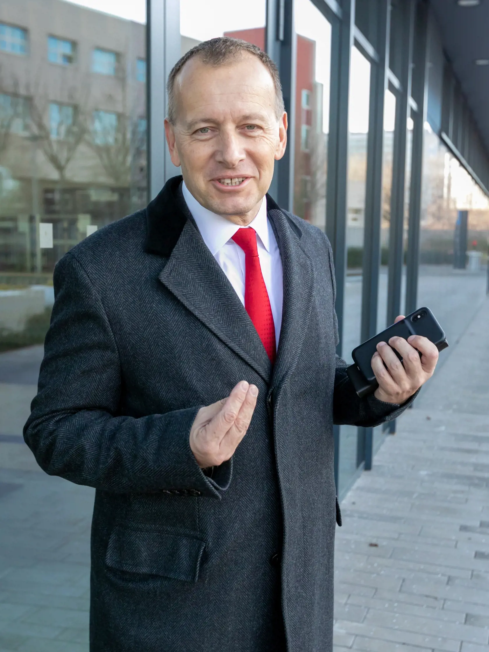 Známy milovník žien Boris Kollár má doteraz dvanásť detí s desiatimi ženami. Podľa našich zistení sa však kŕdeľ jeho potomkov môže čoskoro rozšíriť, keďže politikov nový objav má byť v požehnanom stave. Anonymný zdroj pre náš denník tiež potvrdil, že matkou č. 11 Kollárovho 13. dieťaťa by mala byť Laura Vizváryová (28),