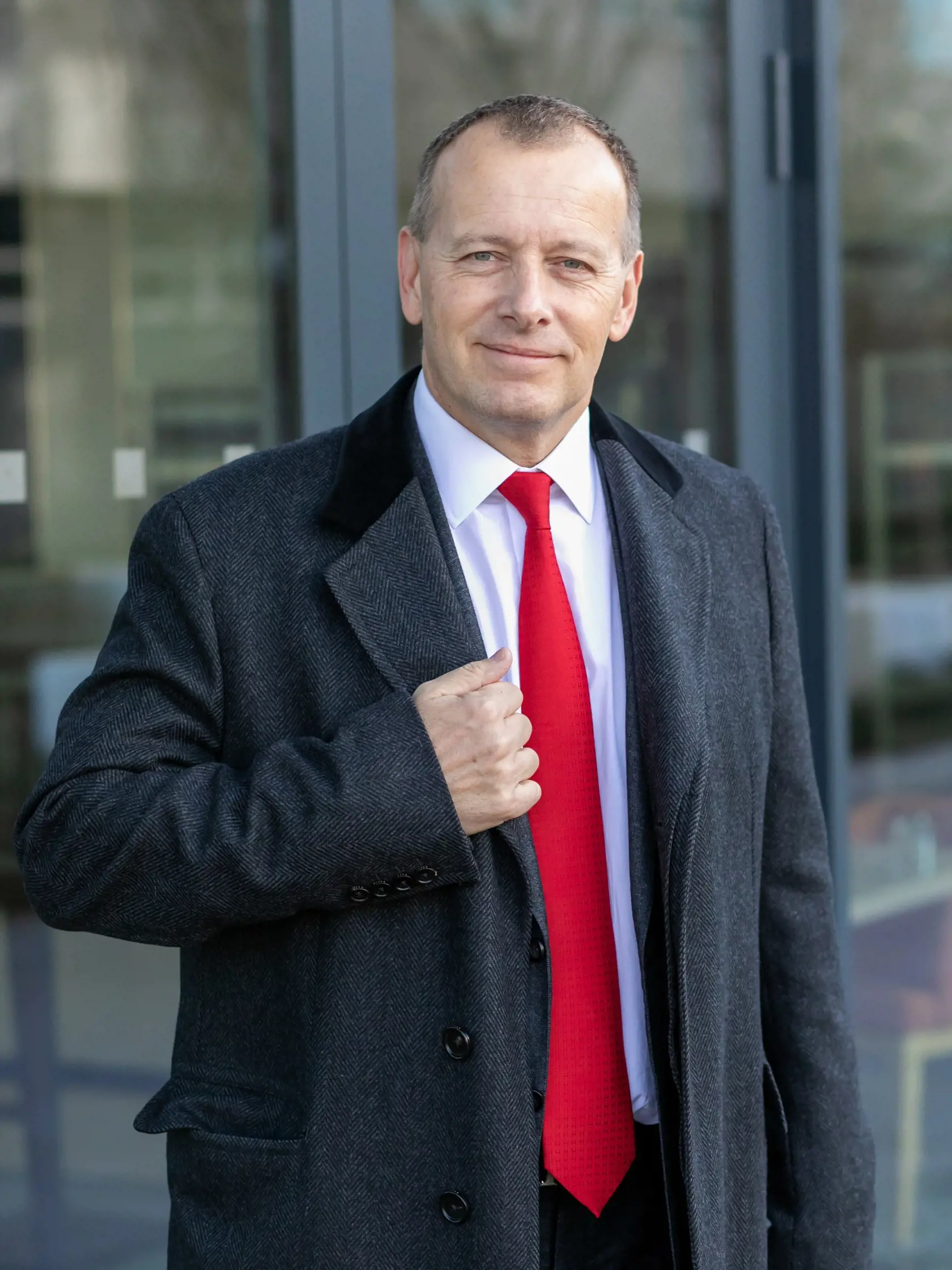 Vizváryová bola tiež tá, v spoločnosti ktorej Kollára zazreli vlani v novembri, keď lietali z Viedne do Spojených arabských emirátov. Dvojicu odhalil jeden z pasažierov lietadla, ktorý spoznal šéfa parlamentu.