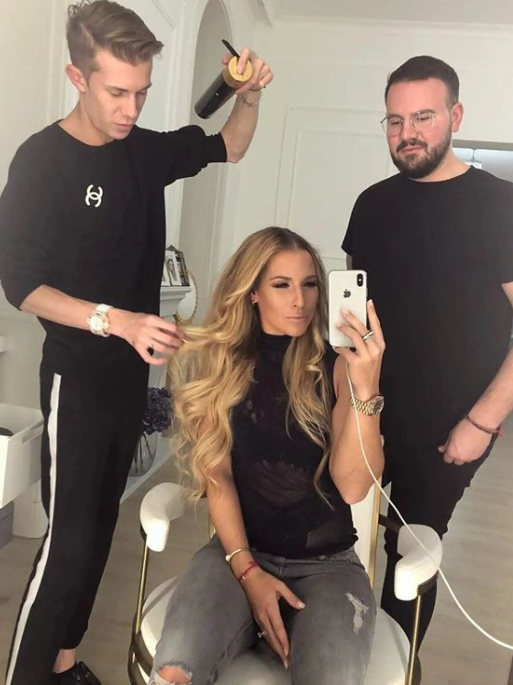 Silná trojka. Suši a Andrej Kusalík sa starajú o Cibulkovej look. 