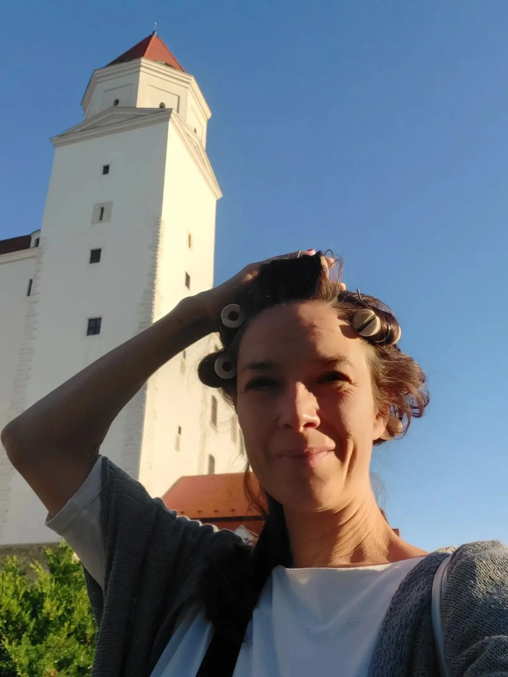 Tereza v natáčkach pri Bratislavskom hrade pred predstavením.
