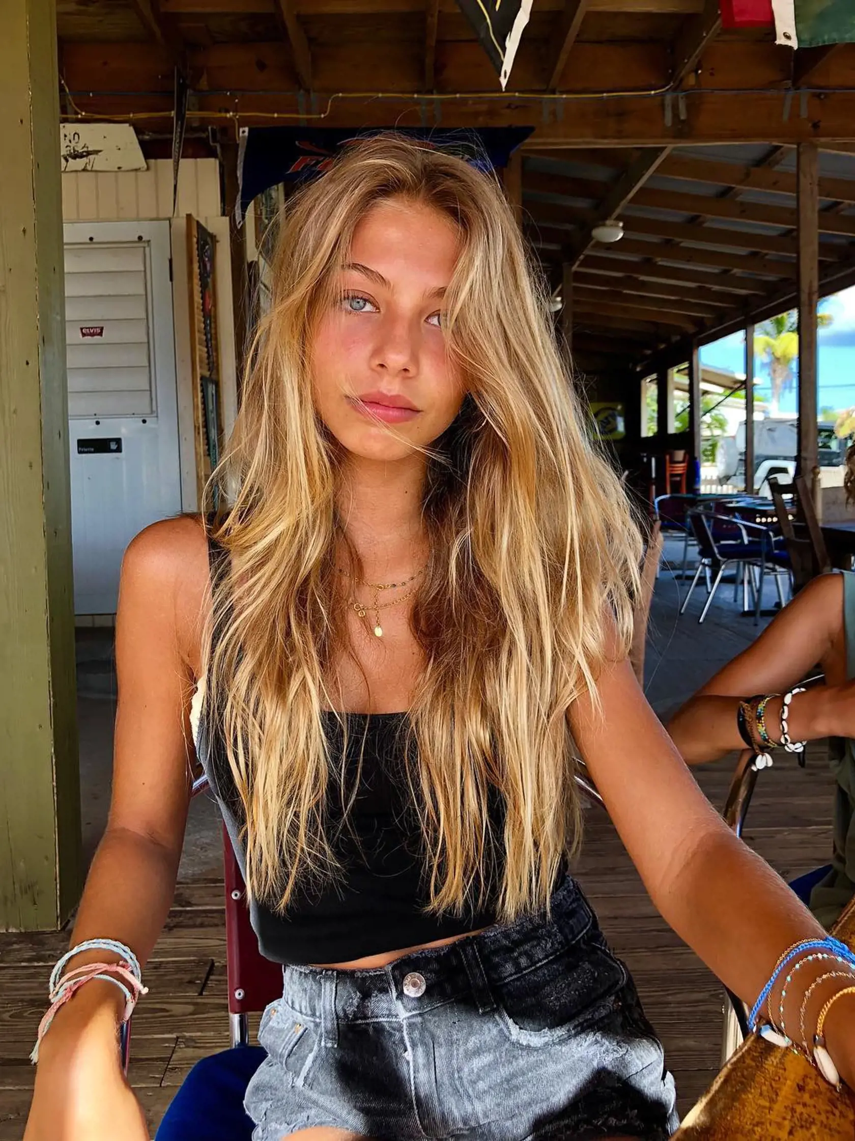 Najmladšia dcéra kultového Jean-Paula Belmondo, Stella. O 17-ročnú krásku sa už teraz bijú modelingové agentúry.