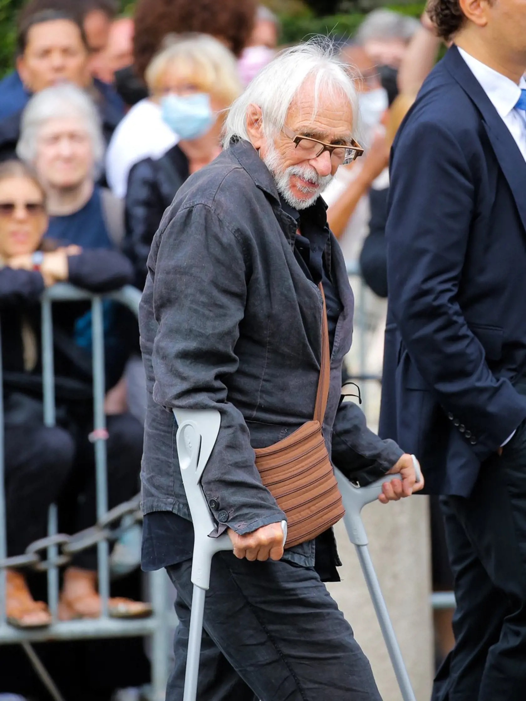 Herec Pierre Richard na pohrebe Belmonda v Paríži.