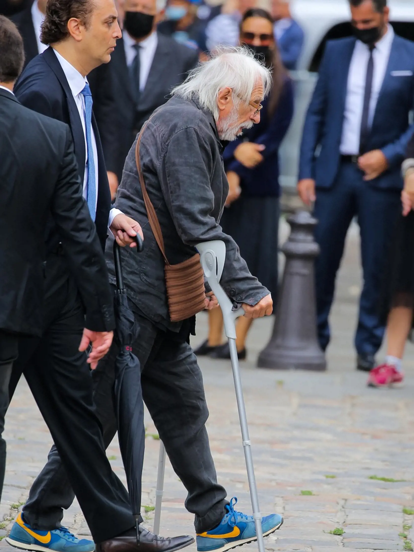 Herec Pierre Richard na pohrebe Belmonda v Paríži.