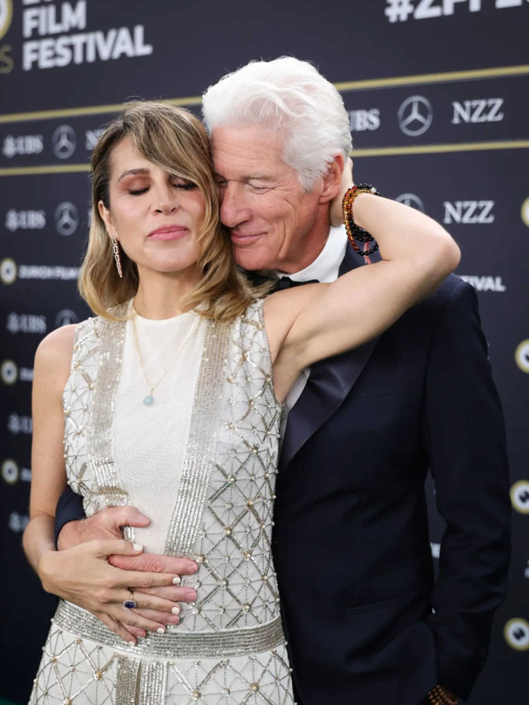 Richard Gere sa tretíkrát oženil s o 34 rokov aktivistkou Alejandrou. Nemôže sa jej nabažiť.