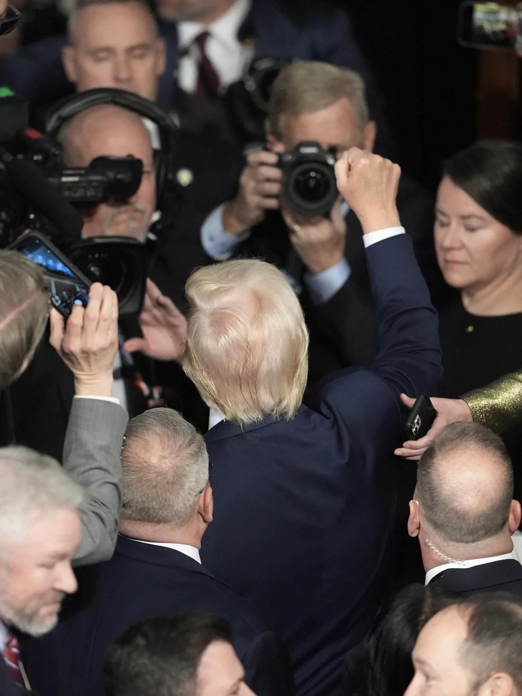 WA 10 Washington - Americký prezident Donald Trump odchádza po príhovore na pôde amerického Kongresu vo Washingtone v utorok 4. marca 2025. FOTO TASR/AP  

President Donald Trump gestures as he departs after addressing a joint session of Congress at the Capitol in Washington, Tuesday, March 4, 2025. (AP Photo/Pablo Martinez Monsivais)