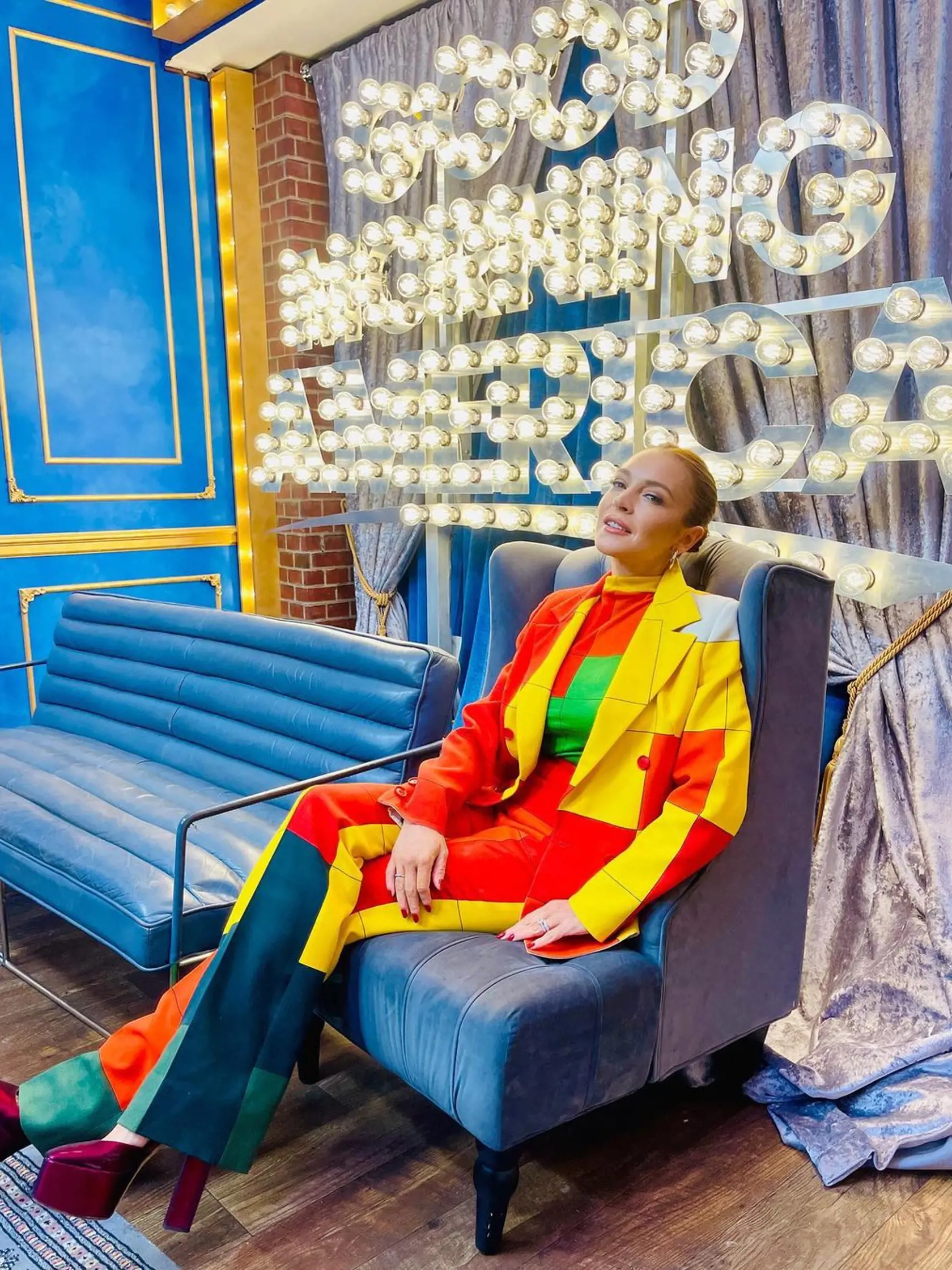 Lindsay Lohan sa pomaly vracia na scénu.