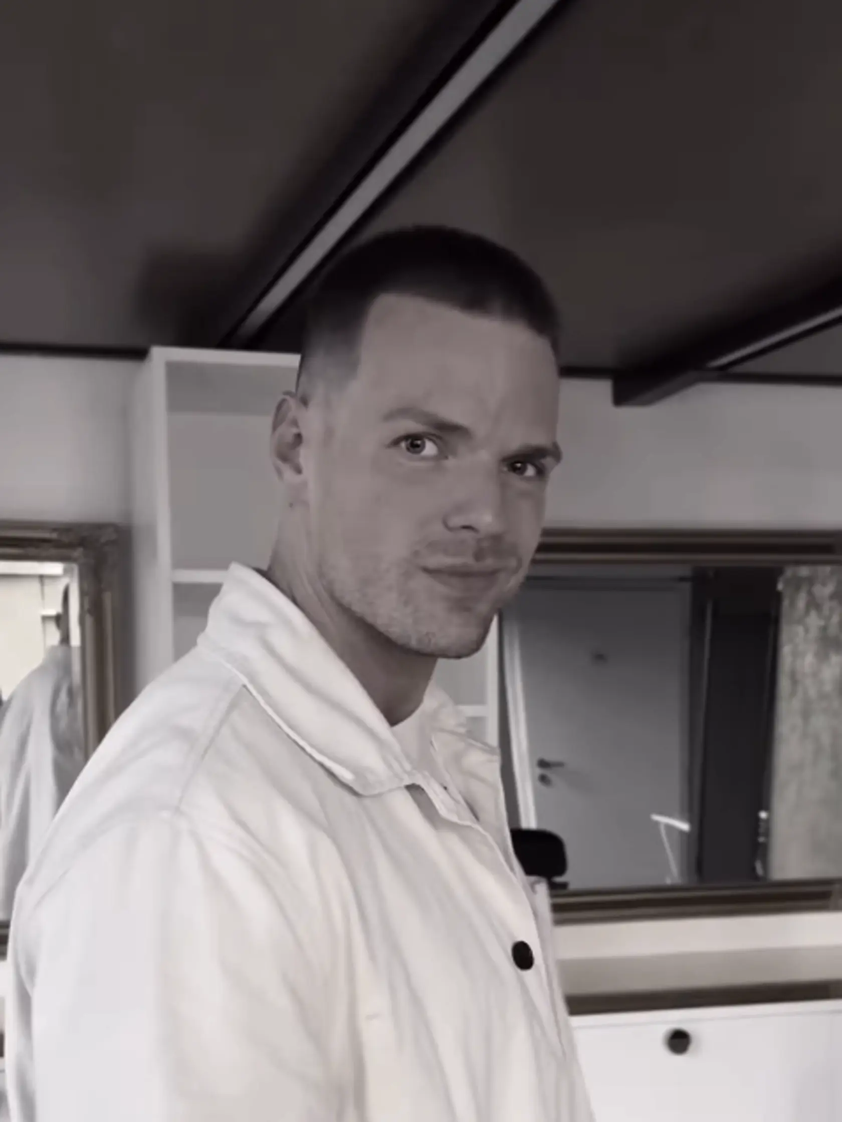 Radko Urbanyak sa ostrihal. Priscilla mu na hlave vytvorila moderný buzz cut.