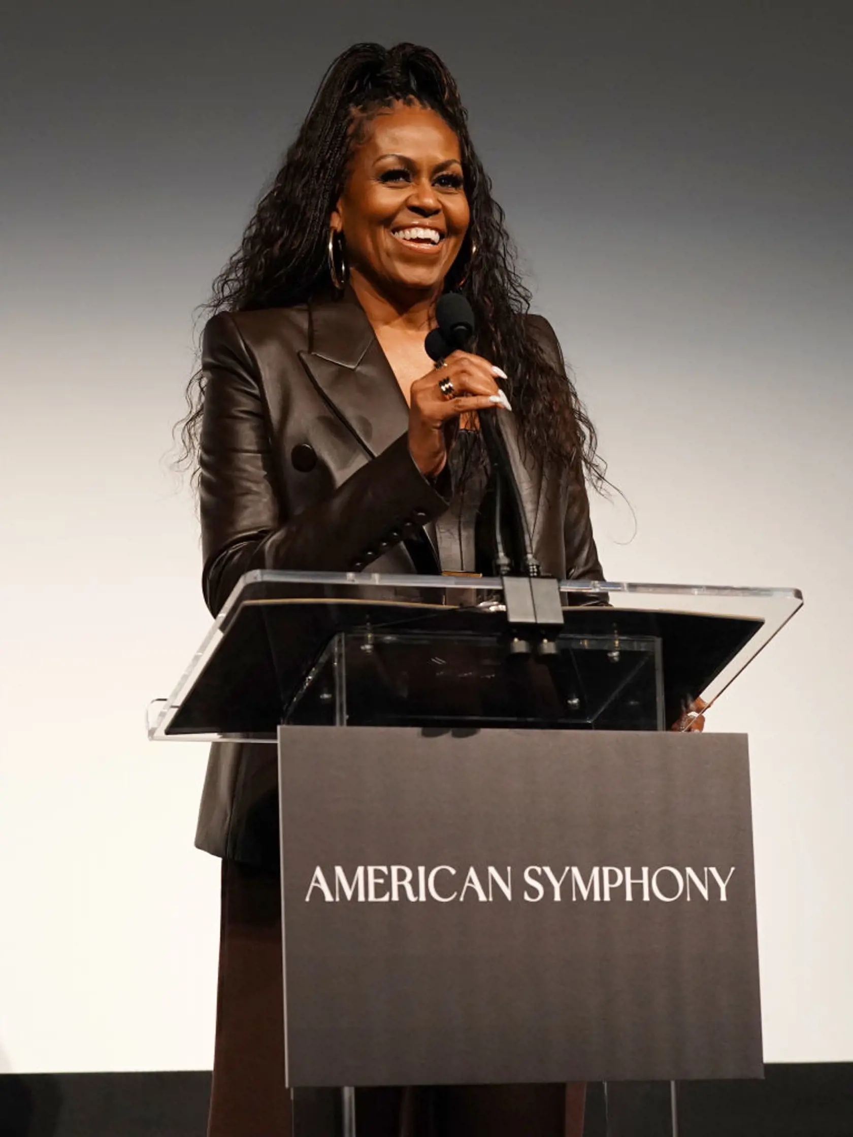 Michelle Obama už nie je prvou dámou. Jej šatník je oveľa viac uvoľnenejší. Nemá problém dať si na seba aj kožu. 