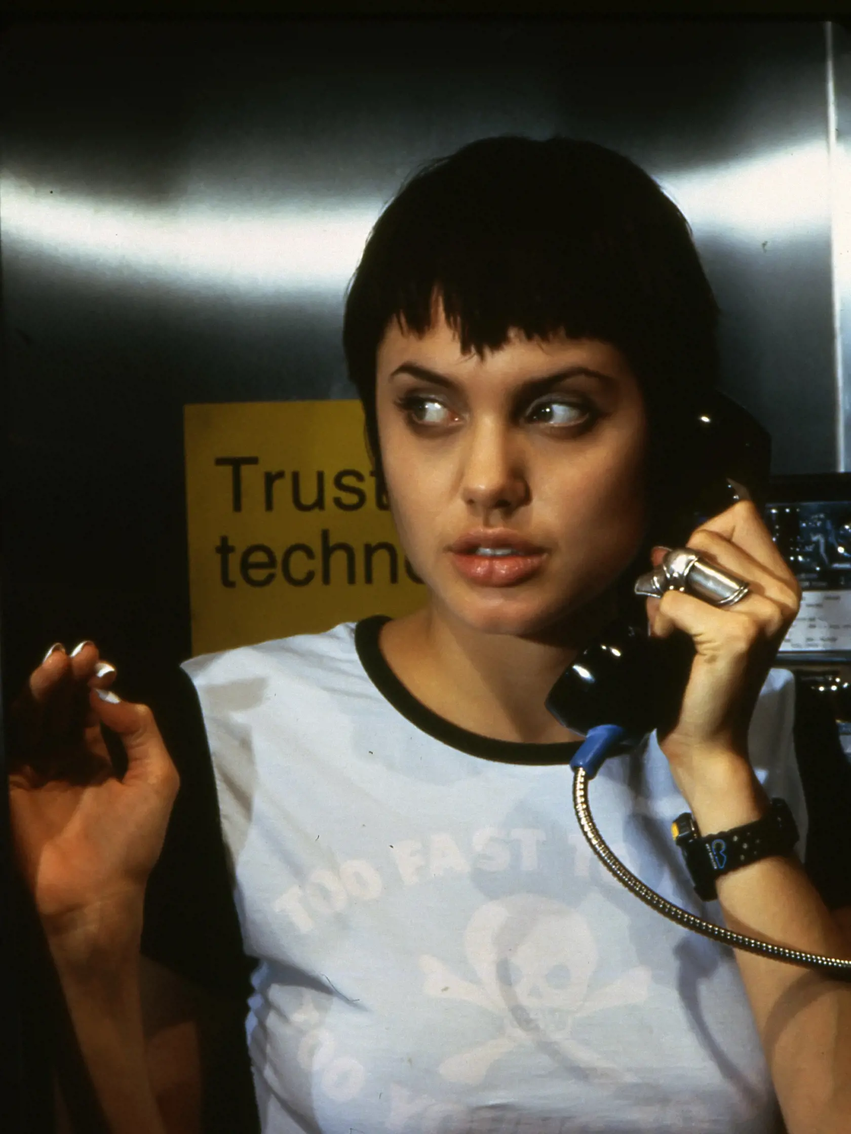 Mladučká Angelina vo filme Hackeri mala krátke vlasy.