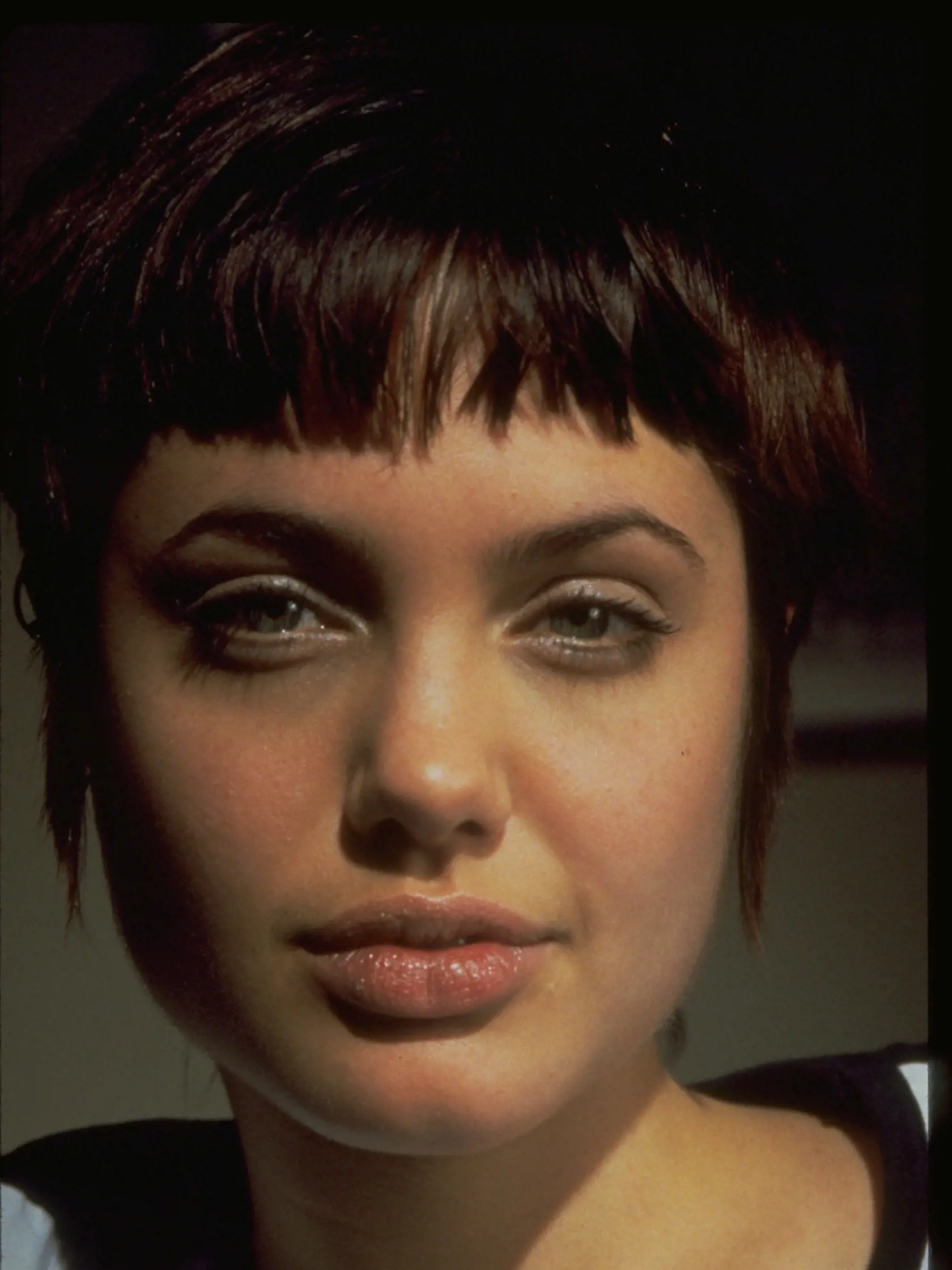 Mladučká Angelina vo filme Hackeri mala krátke vlasy.