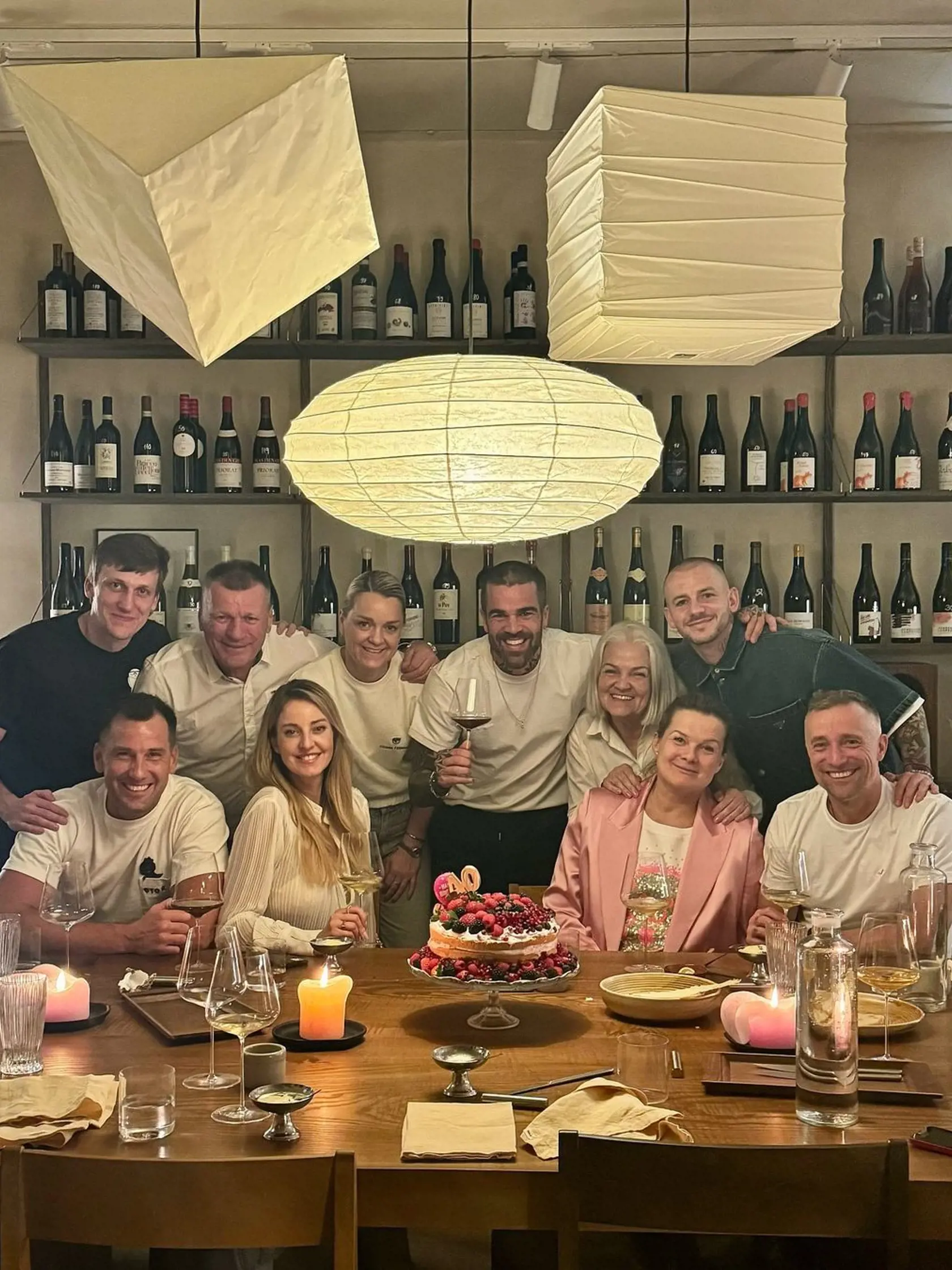 Filip Šebo oslávil okrúhlu 40-ku. Partnerka Emma Drobná na spoločnej fotke chýba ... Nechýbal však futbalista Vladko Weiss či fitness tréner Maroš Molnár.