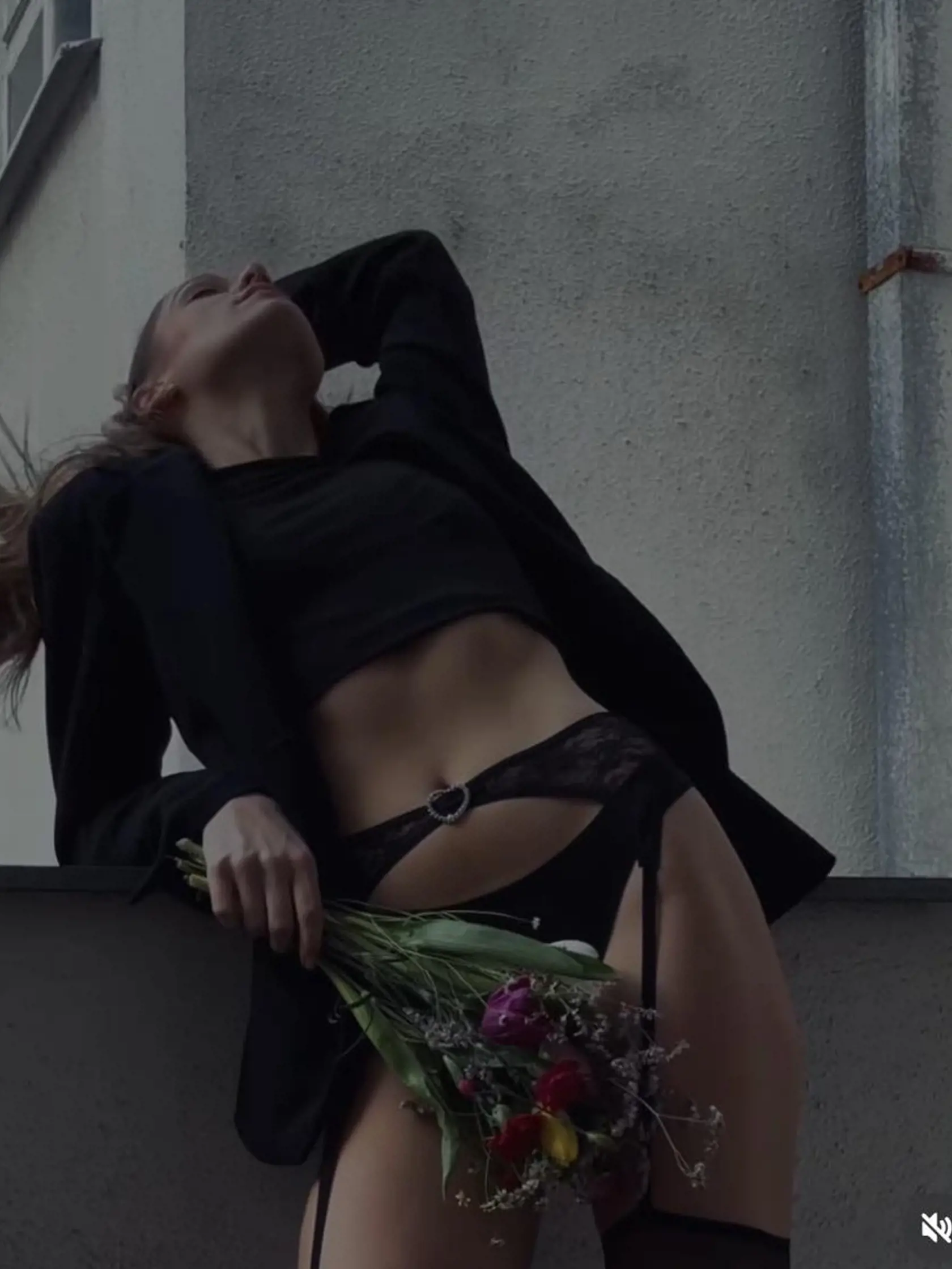 Emma Drobná dráždi na internete v sexi podväzkoch.