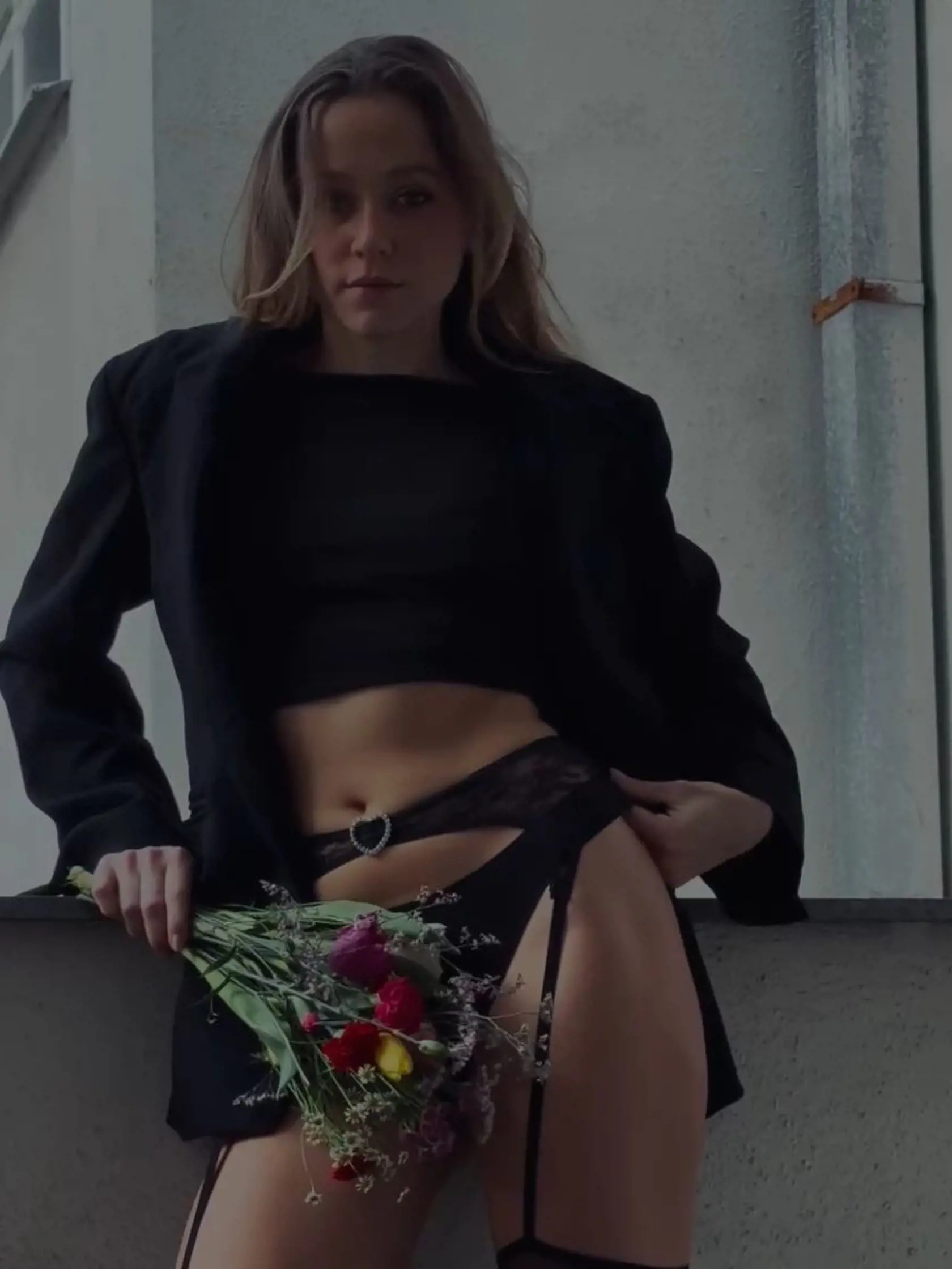 Emma Drobná dráždi na internete v sexi podväzkoch.