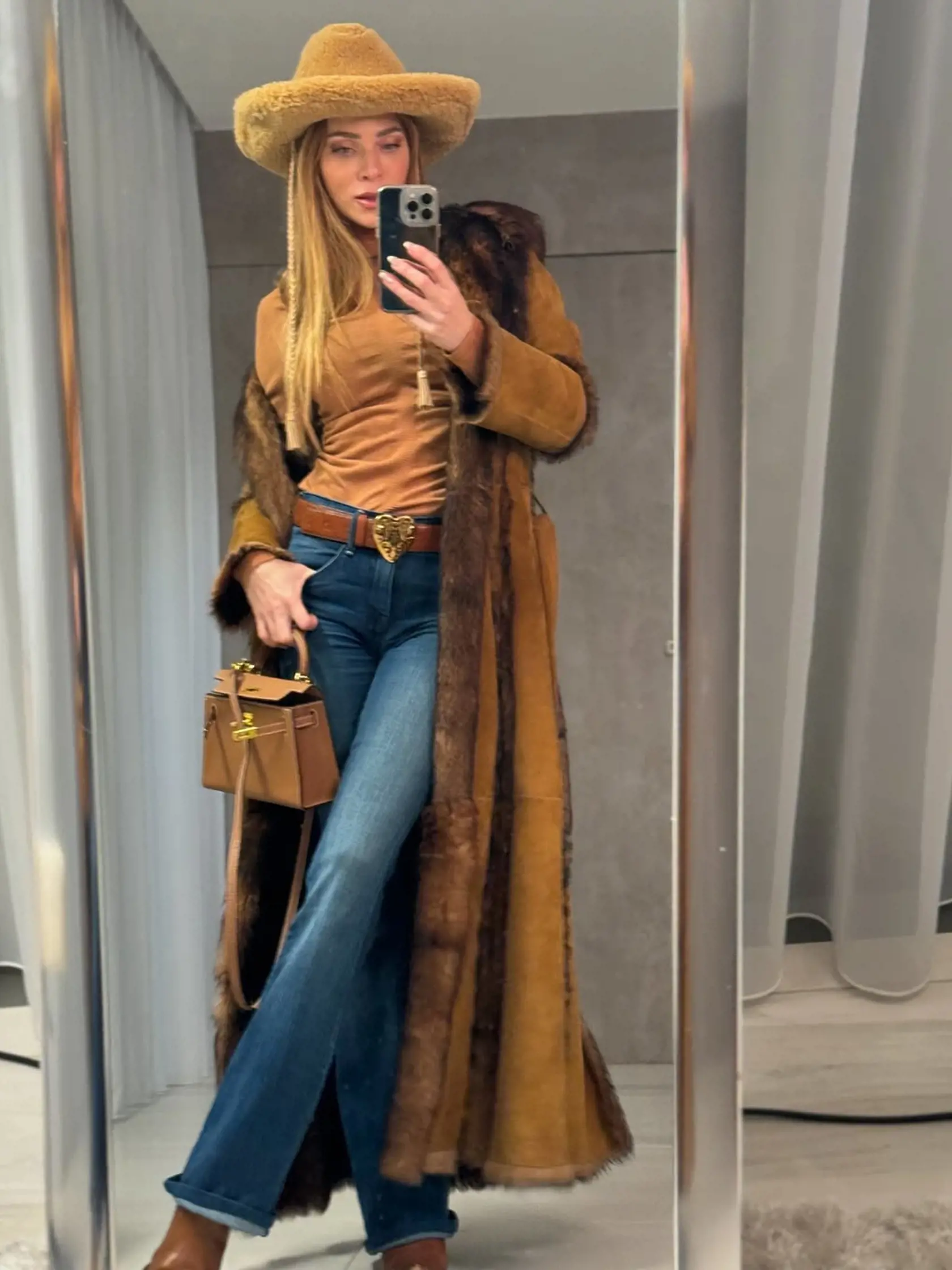 Andrea Verešová recykluje staré kúsky a toto je výsledok! Tento outfit v duchu country sa nám veľmi páči!