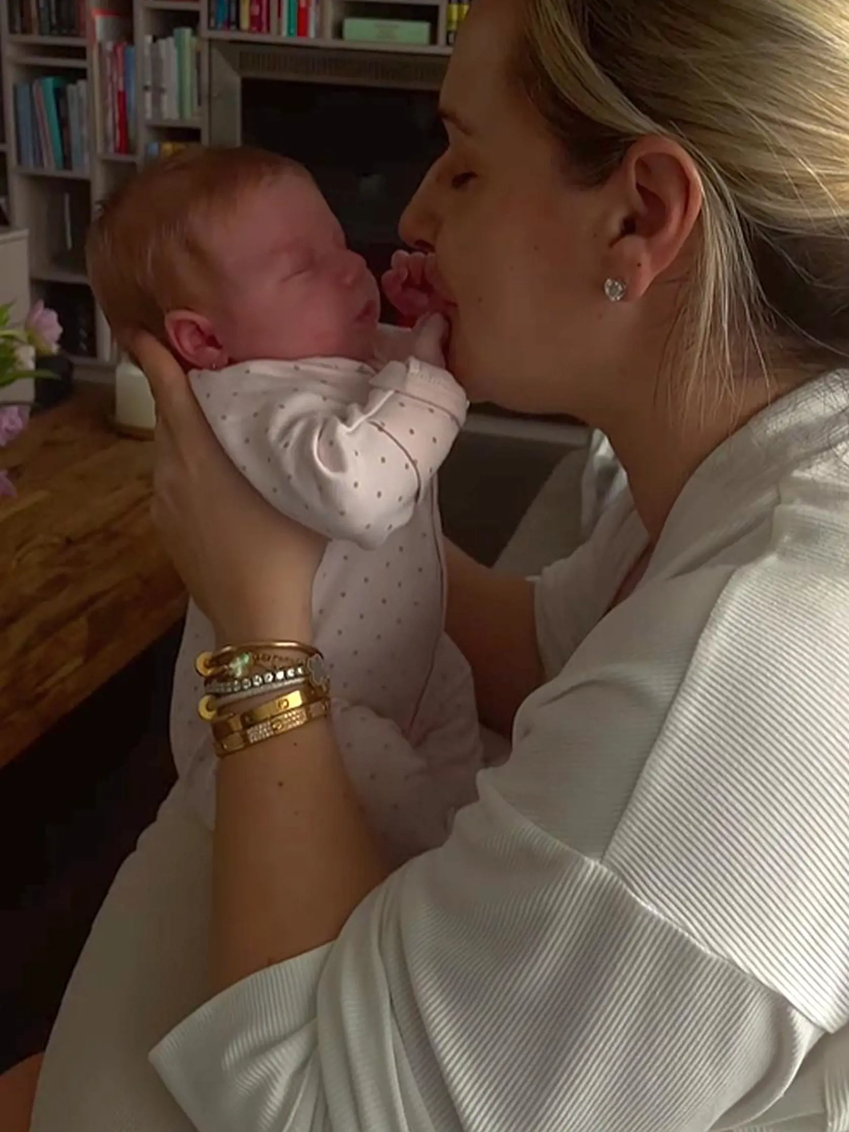 Cibulková poctivo dokumentuje nielen chvíle so synčekom Jakubkom, ale aj s dcérkou Ninkou, ktorú porodila v marci tohto roka. S fanúšikmi sa podelila o viaceré rozkošné zábery. Ninka sa za päť mesiacov poriadne zmenila.