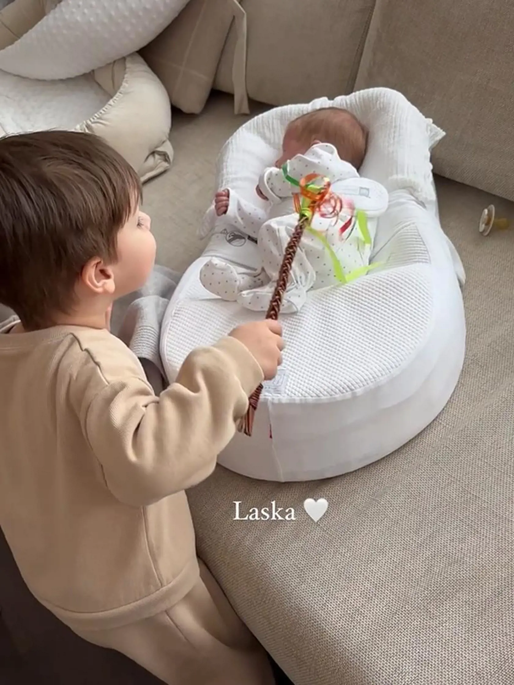 Cibulková poctivo dokumentuje nielen chvíle so synčekom Jakubkom, ale aj s dcérkou Ninkou, ktorú porodila v marci tohto roka. S fanúšikmi sa podelila o viaceré rozkošné zábery. Ninka sa za päť mesiacov poriadne zmenila.