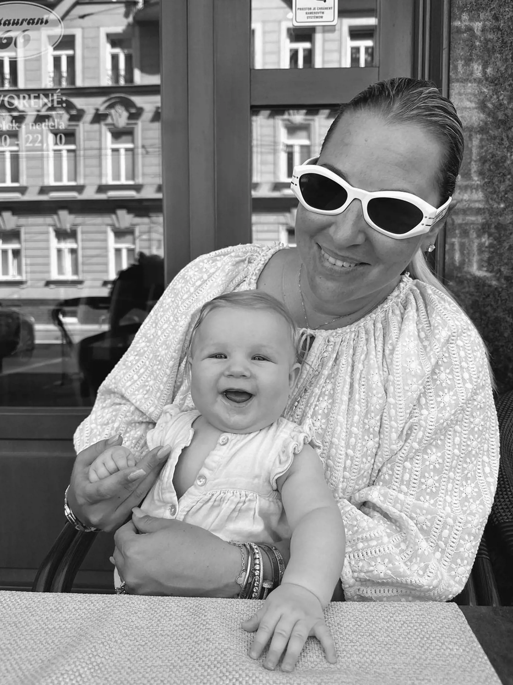 Cibulková sa teraz priznala, že dcérka je hotový otec. „Už dlho som nevidela bábätko, ktoré by sa tak mega podobalo na ocka,“ napísala Cibulková k záberom a vtipne dodala: „Pamätáte sa, keď som sa vás pýtala, na koho sa vám podobá a že ja v tom mám jasno? Zatiaľ je to tatkov klon podľa mňa, dokonca až taký, že občas jej poviem Miška.“
