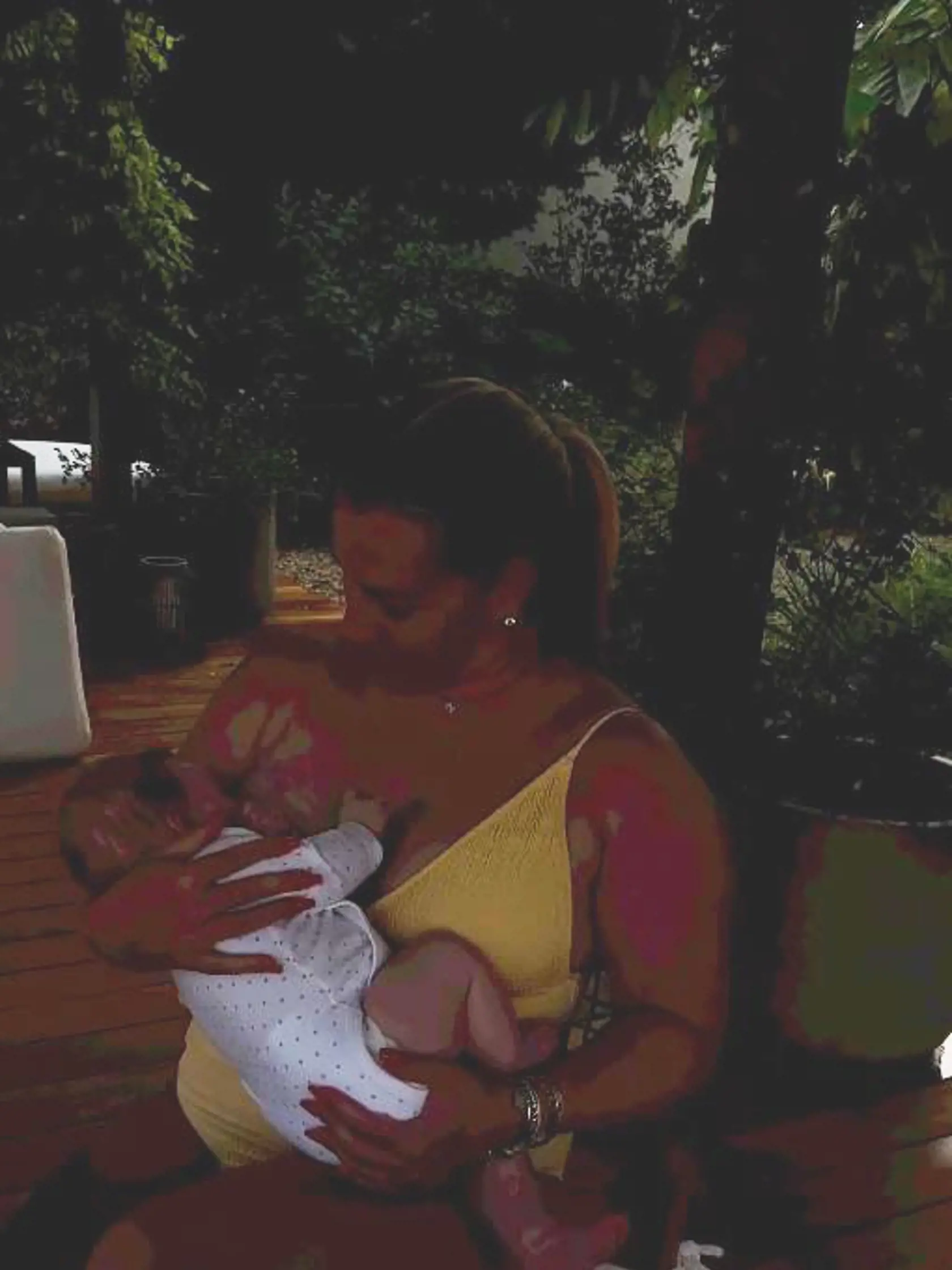 Cibulková ukázala, ako dojčí svoju dcérku Ninku. „Mama na plný úväzok. Kdekoľvek a kedykoľvek,“ napísala k záberu.
