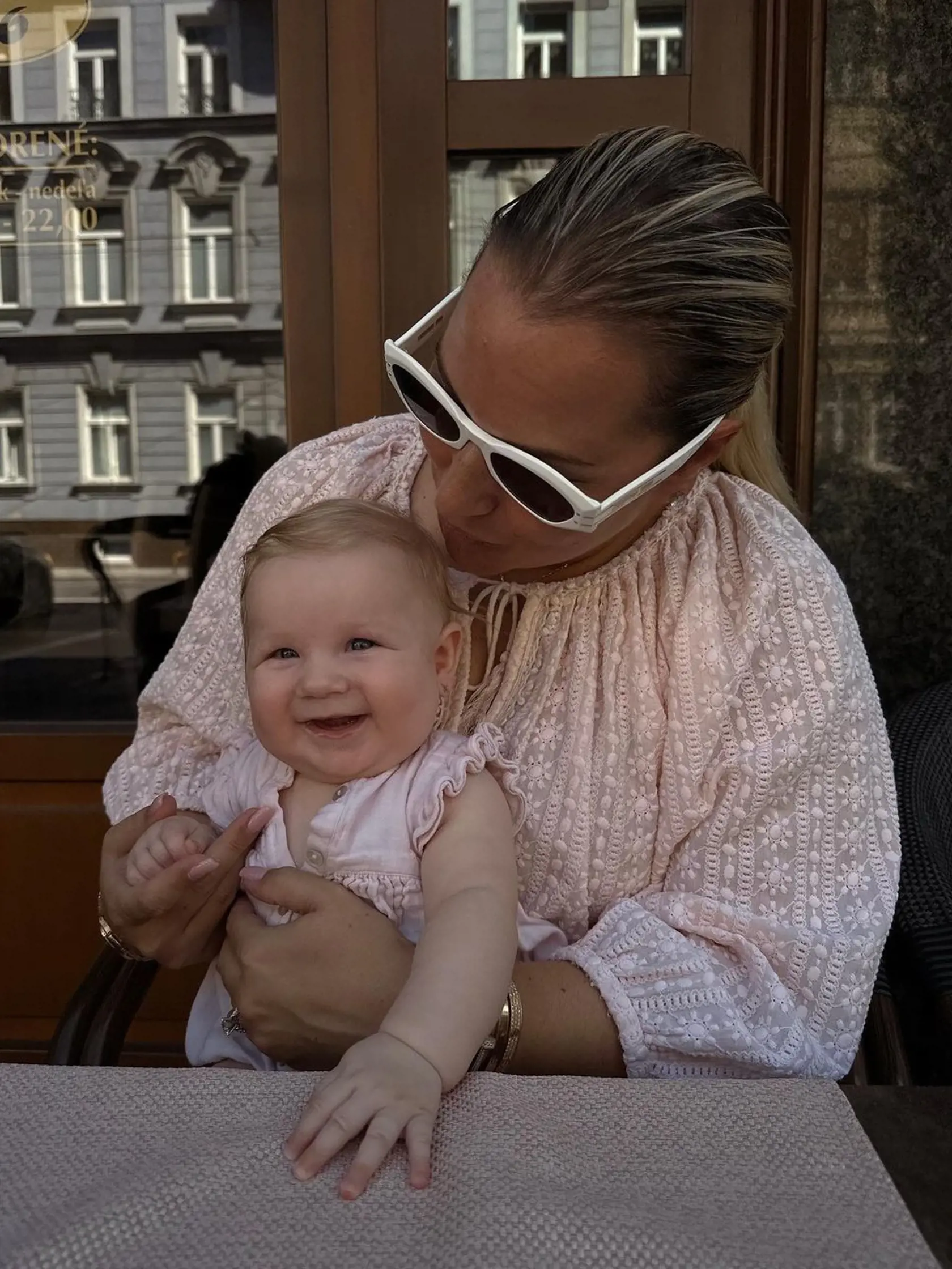 Cibulková sa teraz priznala, že dcérka je hotový otec. „Už dlho som nevidela bábätko, ktoré by sa tak mega podobalo na ocka,“ napísala Cibulková k záberom a vtipne dodala: „Pamätáte sa, keď som sa vás pýtala, na koho sa vám podobá a že ja v tom mám jasno? Zatiaľ je to tatkov klon podľa mňa, dokonca až taký, že občas jej poviem Miška.“