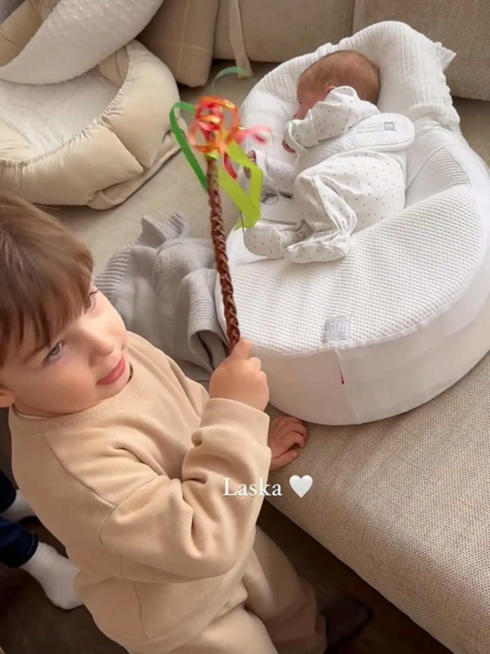 Jakubko sa o svoju malú sestru príkladne stará a užíva si chvíle s ňou.