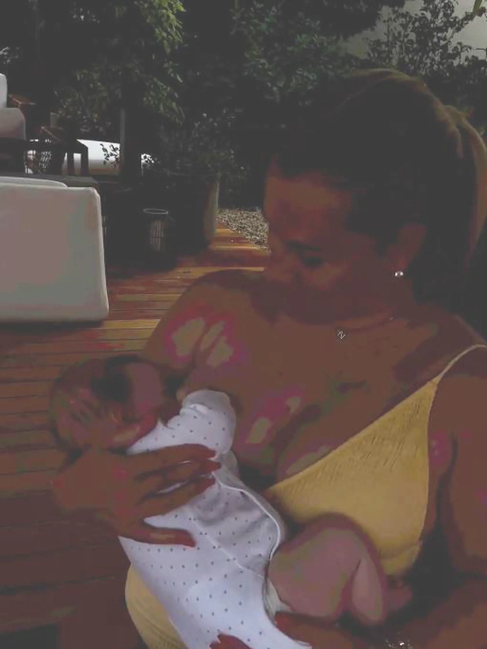 Cibulková ukázala, ako dojčí svoju dcérku Ninku. „Mama na plný úväzok. Kdekoľvek a kedykoľvek,“ napísala k záberu.