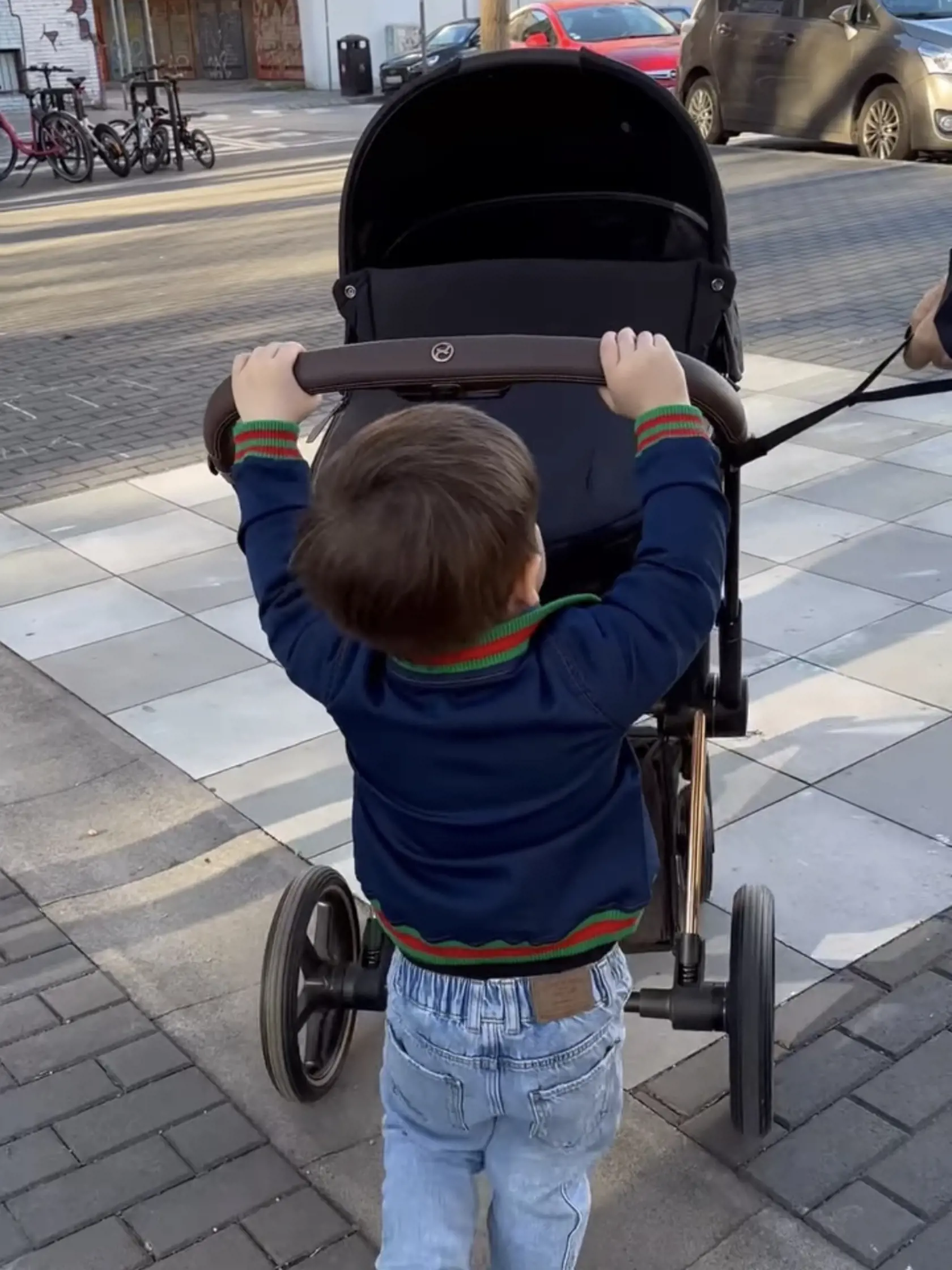 Jakubko sa o svoju malú sestru príkladne stará.