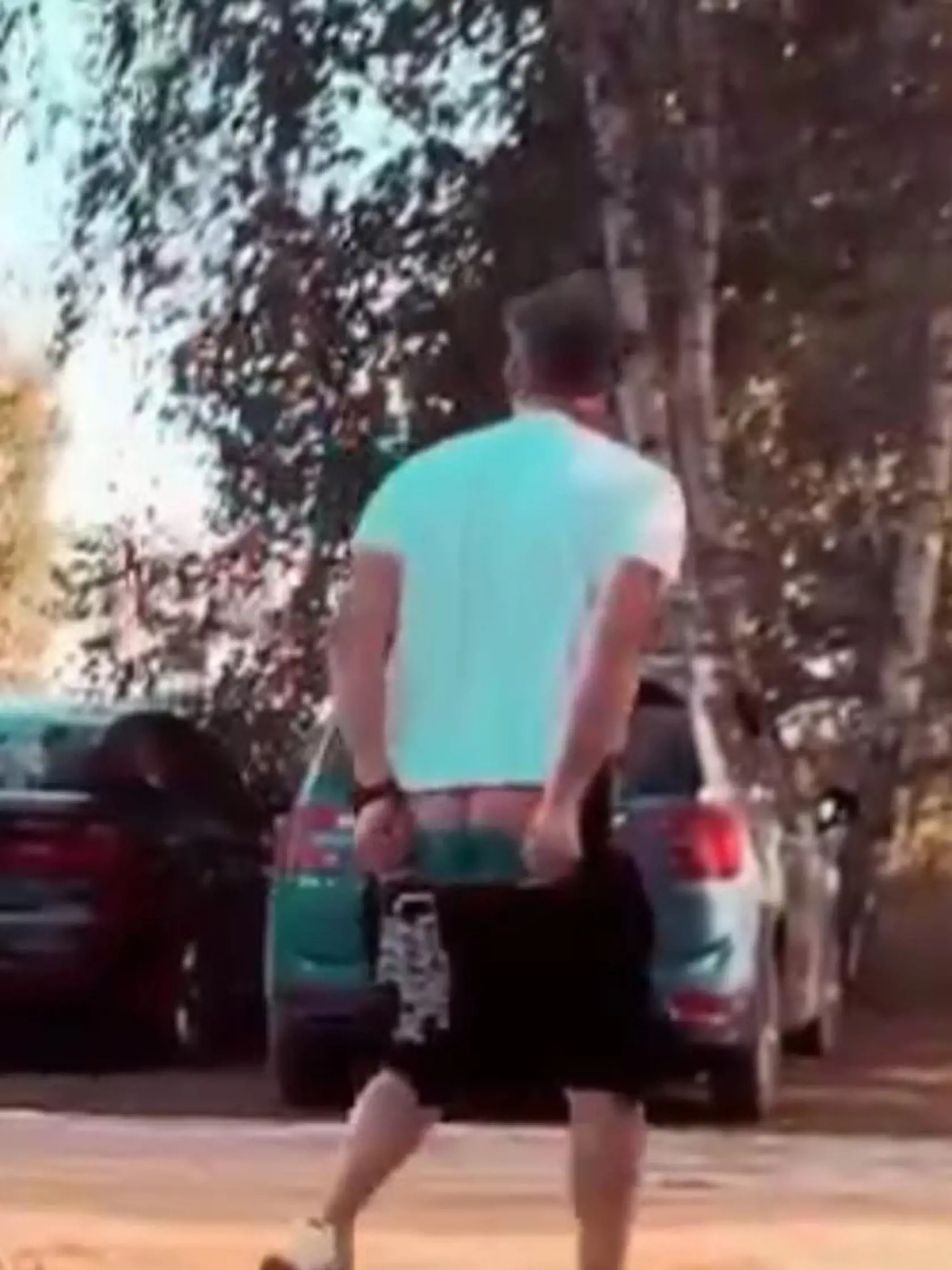 Romanin frajer Matúš si prekvapivo stiahol nohavice, keď prechádzal okolo nej.