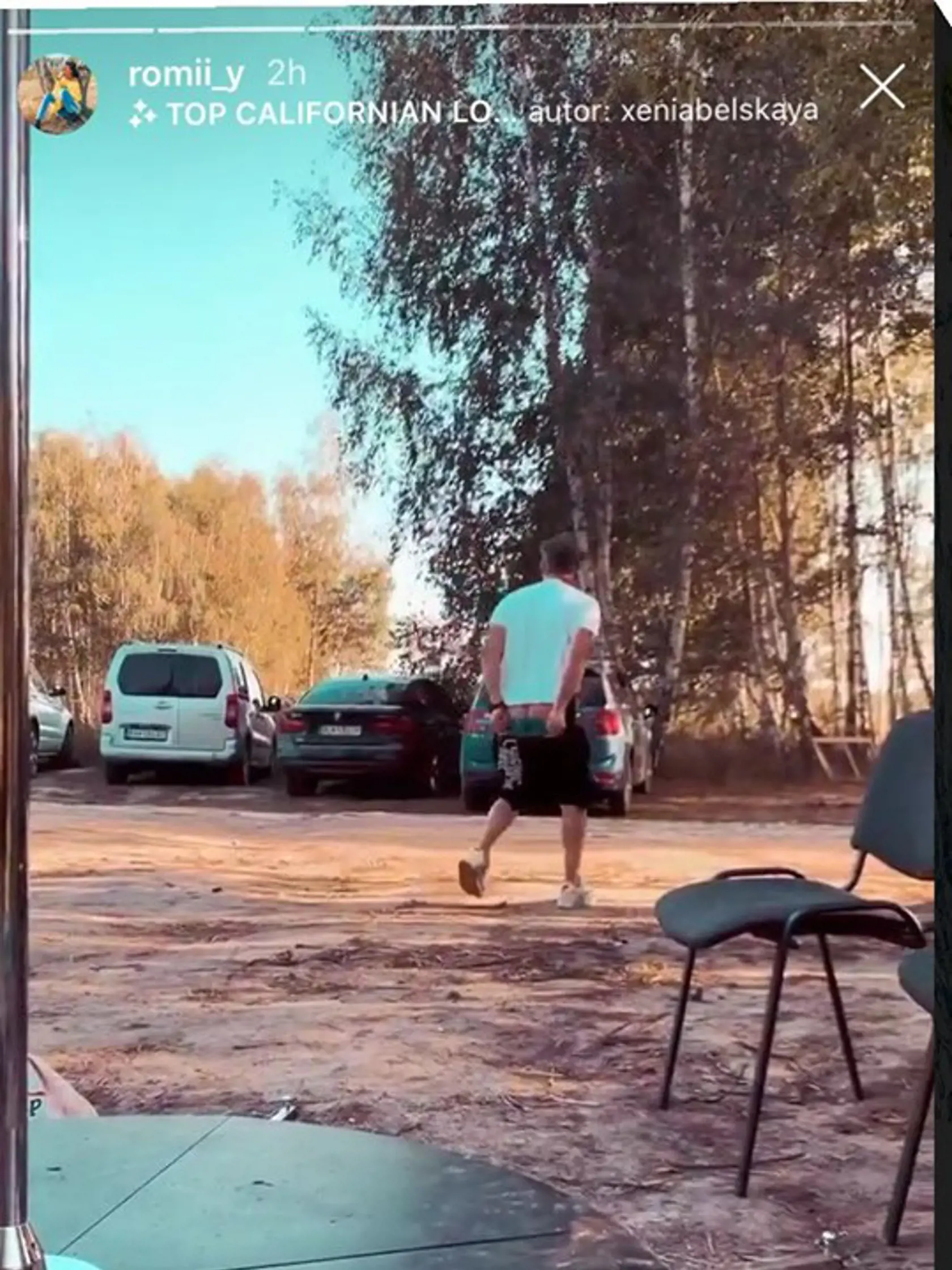 Romanin frajer Matúš si prekvapivo stiahol nohavice, keď prechádzal okolo nej.