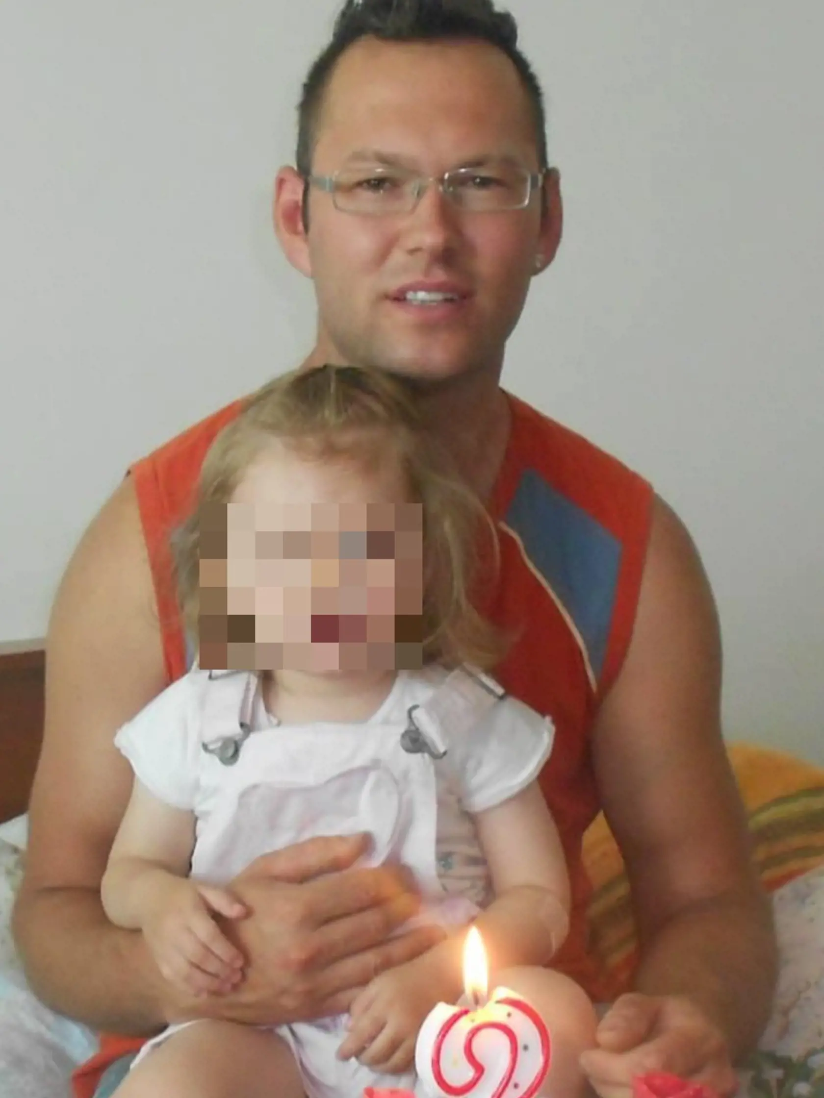 án svojej mame povedal, že obvinenia sú vykonštruované, pred zastavením hliadky v Liptovskom Hrádku kúpil zbraň od neznámych mužov a že všetko bolo na neho narafičené. O nájdenom arzenáli zbraní tvrdil, že ide iba o atrapy.