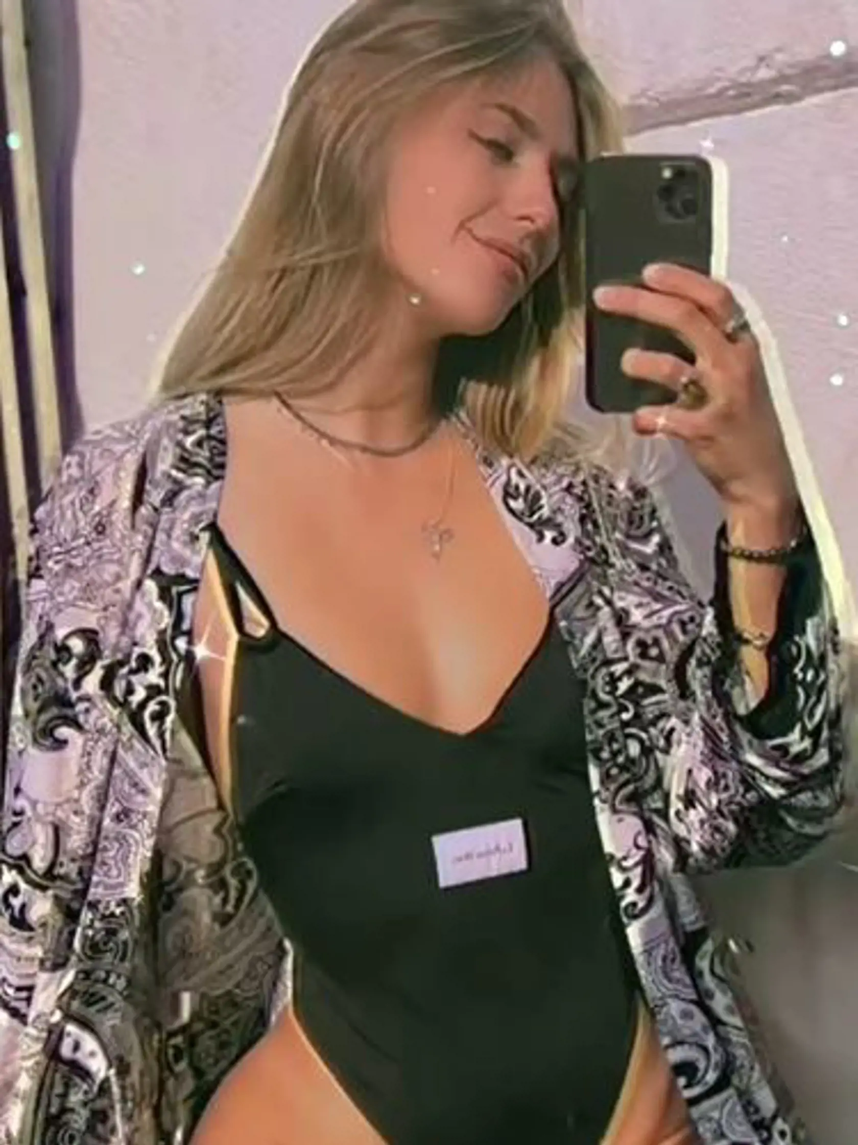 Niet sa teda čo čudovať, že Shakira zúri. Jej manžel ju a rodinu totiž podľa záberov vymenil za poriadne sexi krásku, navyše o viac ako dvadsať rokov mladšiu.