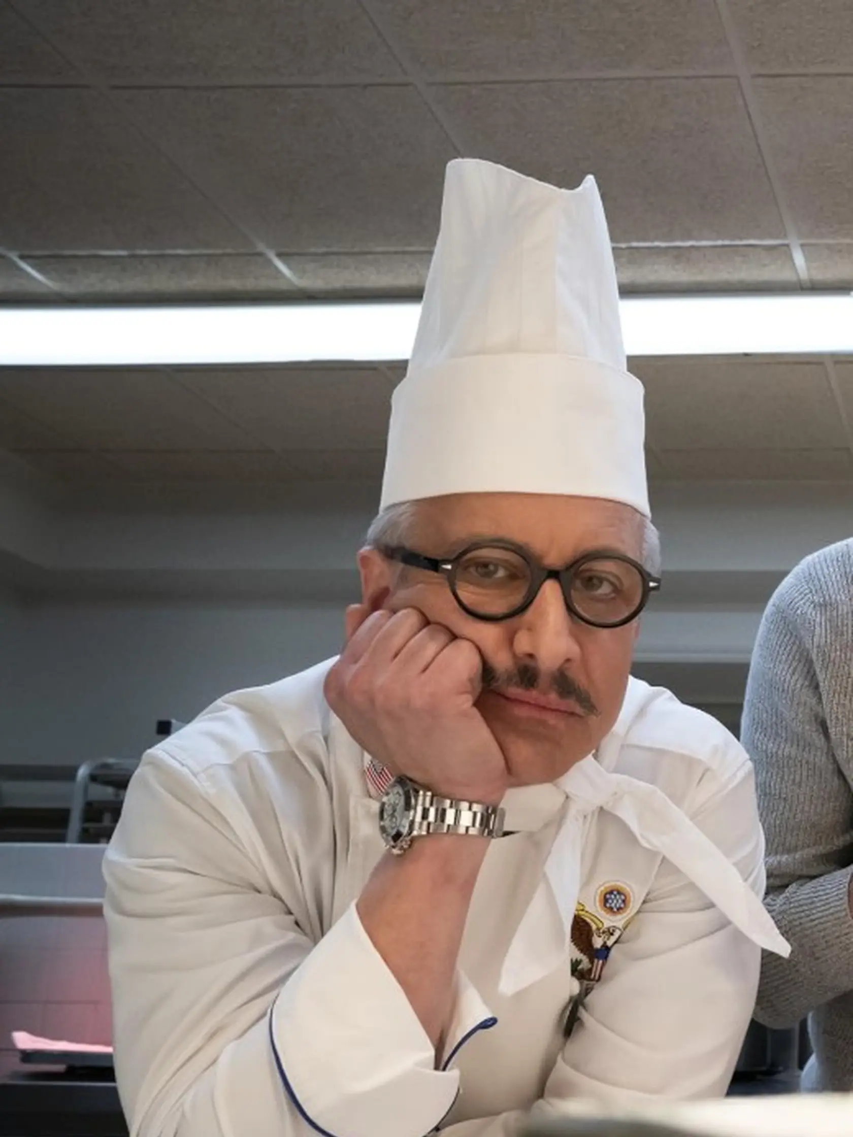 Bronson Pinchot v najnovšom počine Knives Out 
