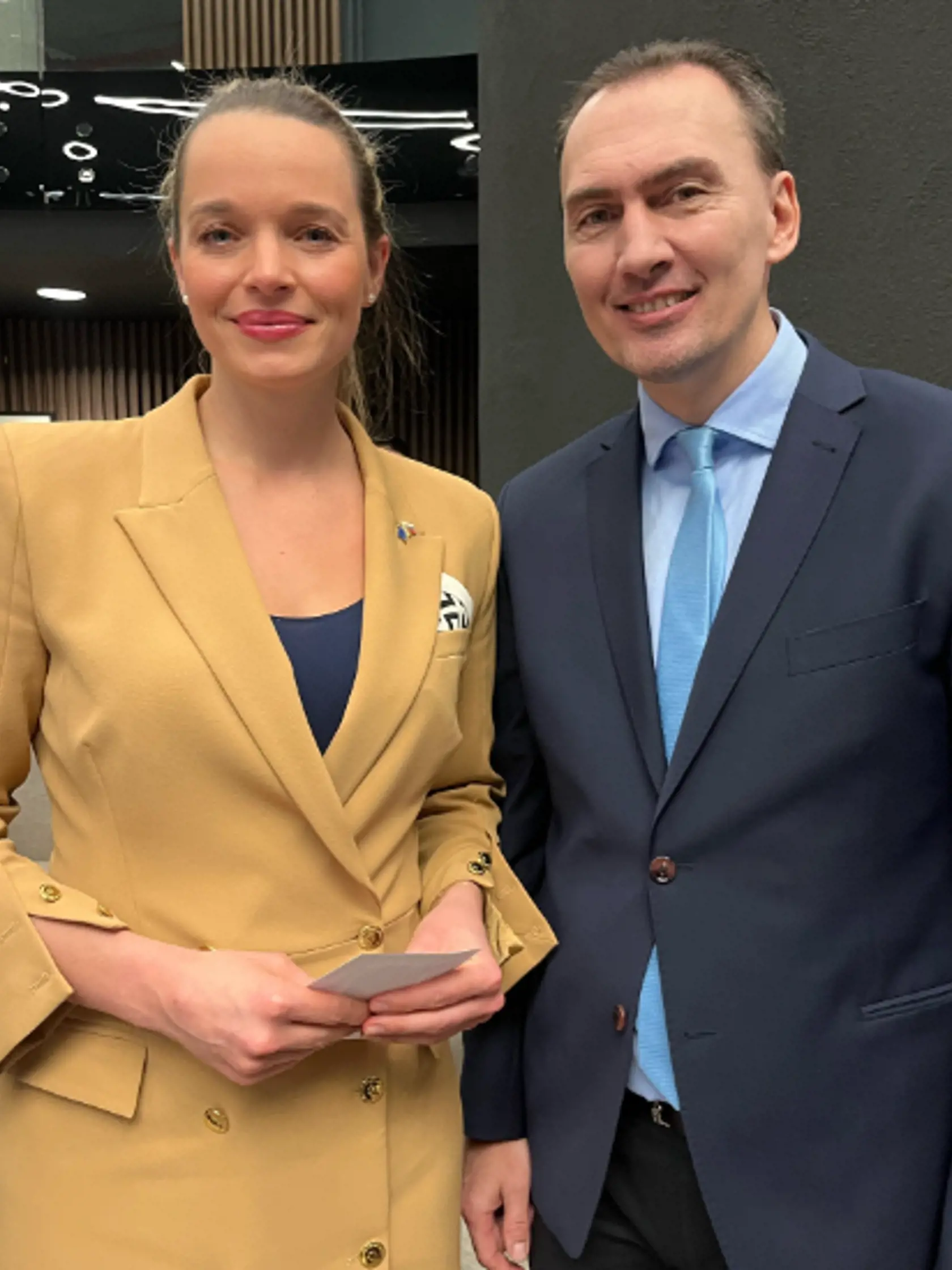 Romana Tabak má v albume aj snímku s legendárnym Miroslavom Šatanom. Šatan ako súčasný prezident Slovenského zväzu ľadového hokeja sa ukazuje na verejnosti s politikmi čoraz častejšie. Naposledy ho bolo možné zahliadnuť v spoločnosti šéfa SNS a nadriadeným Romany Tabak, Andrejom Dankom.