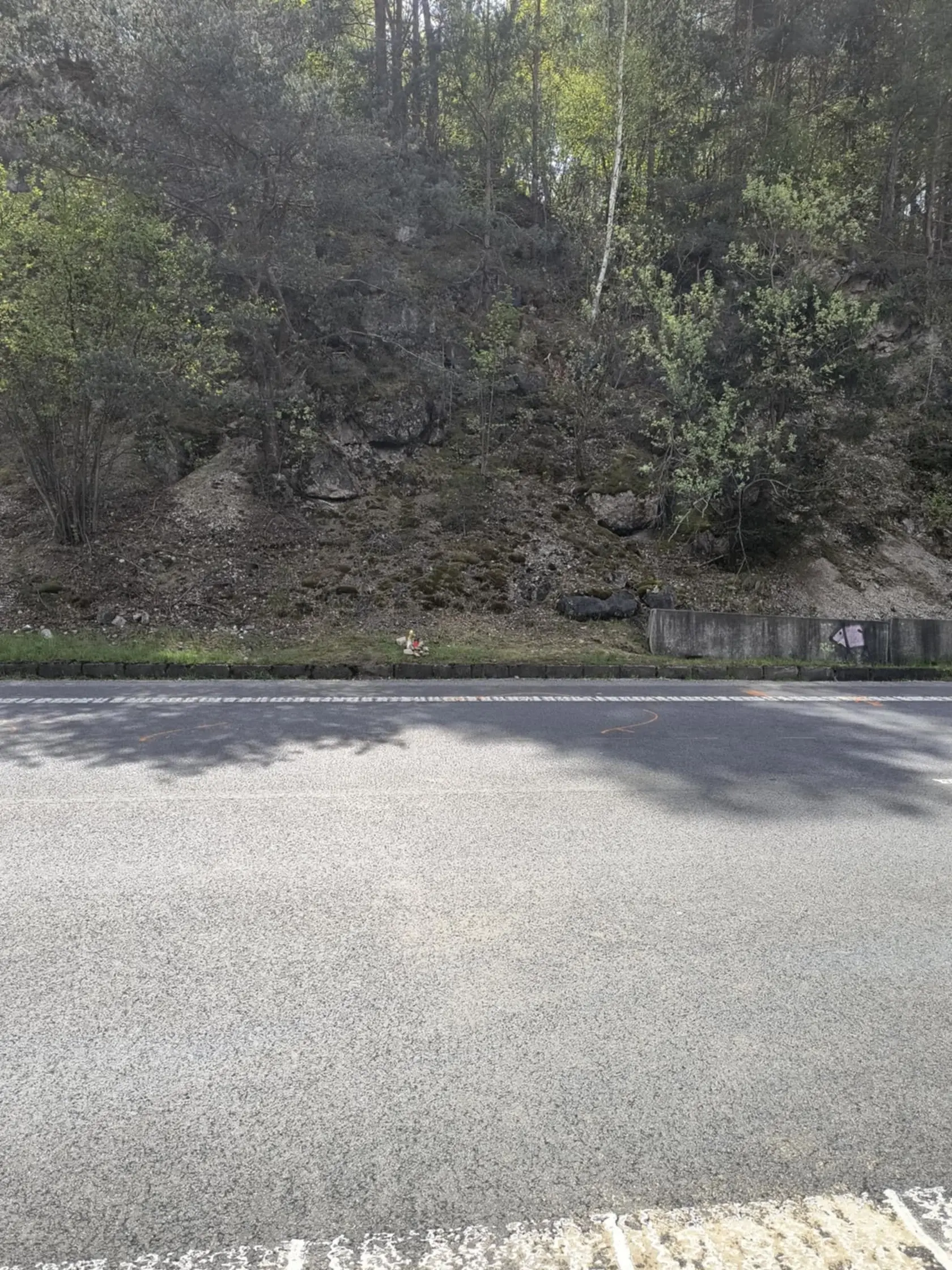 Na mieste tragédie pribúdajú sviečky a plyšové hračky