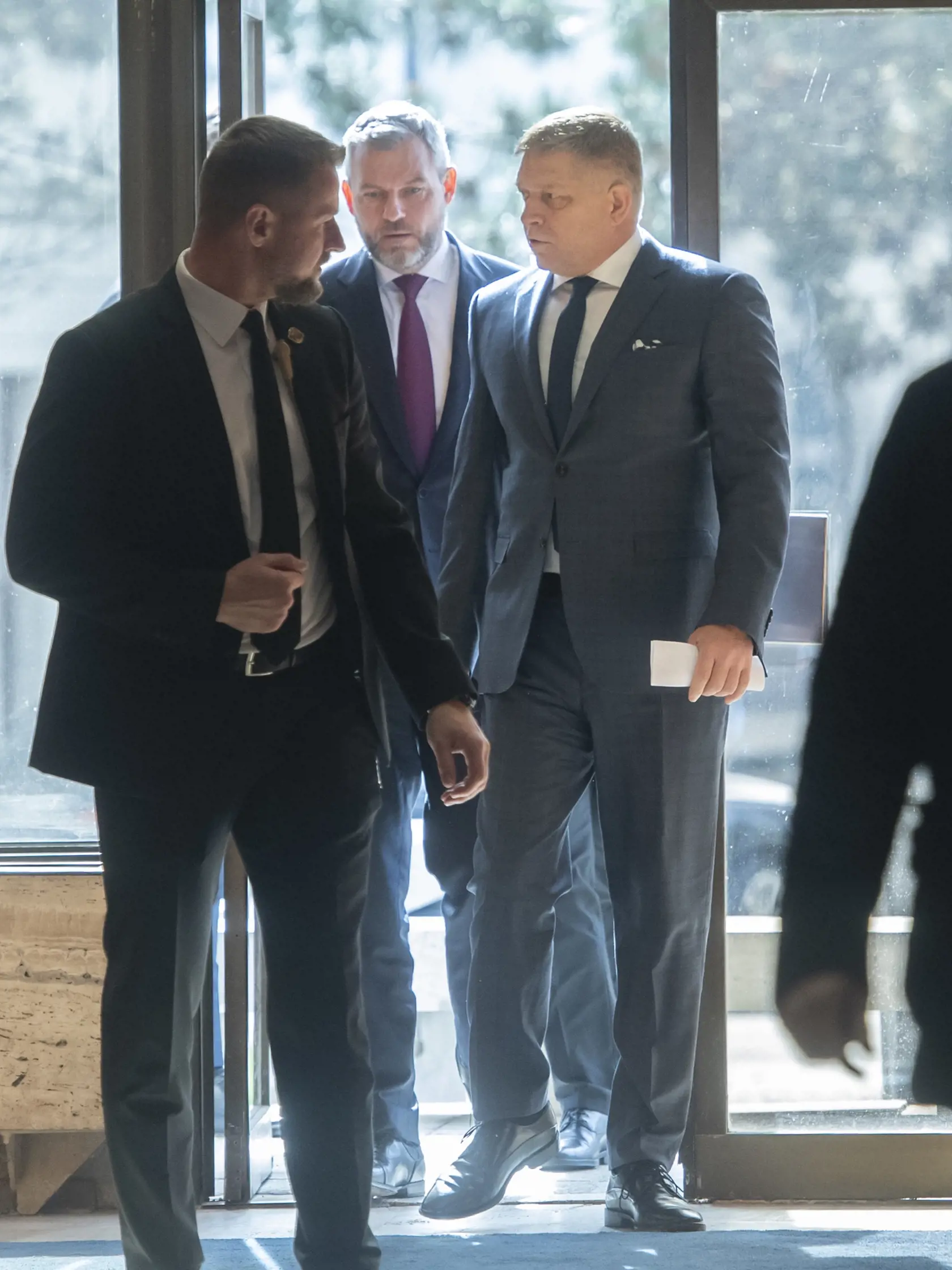 Fico tiež zvolal na ráno bezpečnostnú radu. Urobil tak v súvislosti s plánovaným stretnutím partnerov z Európskej únie (EÚ) a NATO v Paríži, kde by sa malo diskutovať o situácii na Ukrajine. „Z informácií o témach, o ktorých máme v pondelok hovoriť, ide mráz po chrbte. Aj preto musím ráno hovoriť s bezpečnostnými, spravodajskými a politickými zložkami štátu,“ vyhlásil premiér.