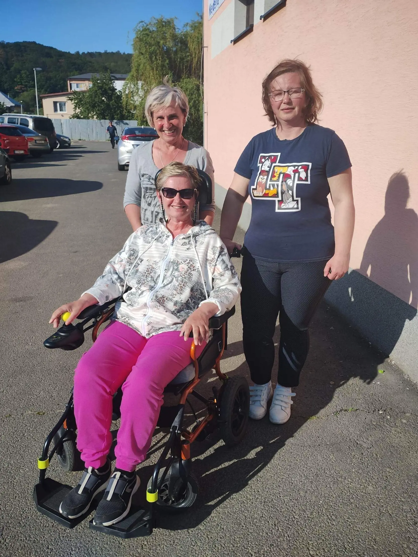 S asistenkami Majkou a Zuzkou, bez ktorých pomoci by manželia Chamcovci nedokázali fungovať. Obe sú veľmi šikovné a ich náročné povolanie treba obdivovať.